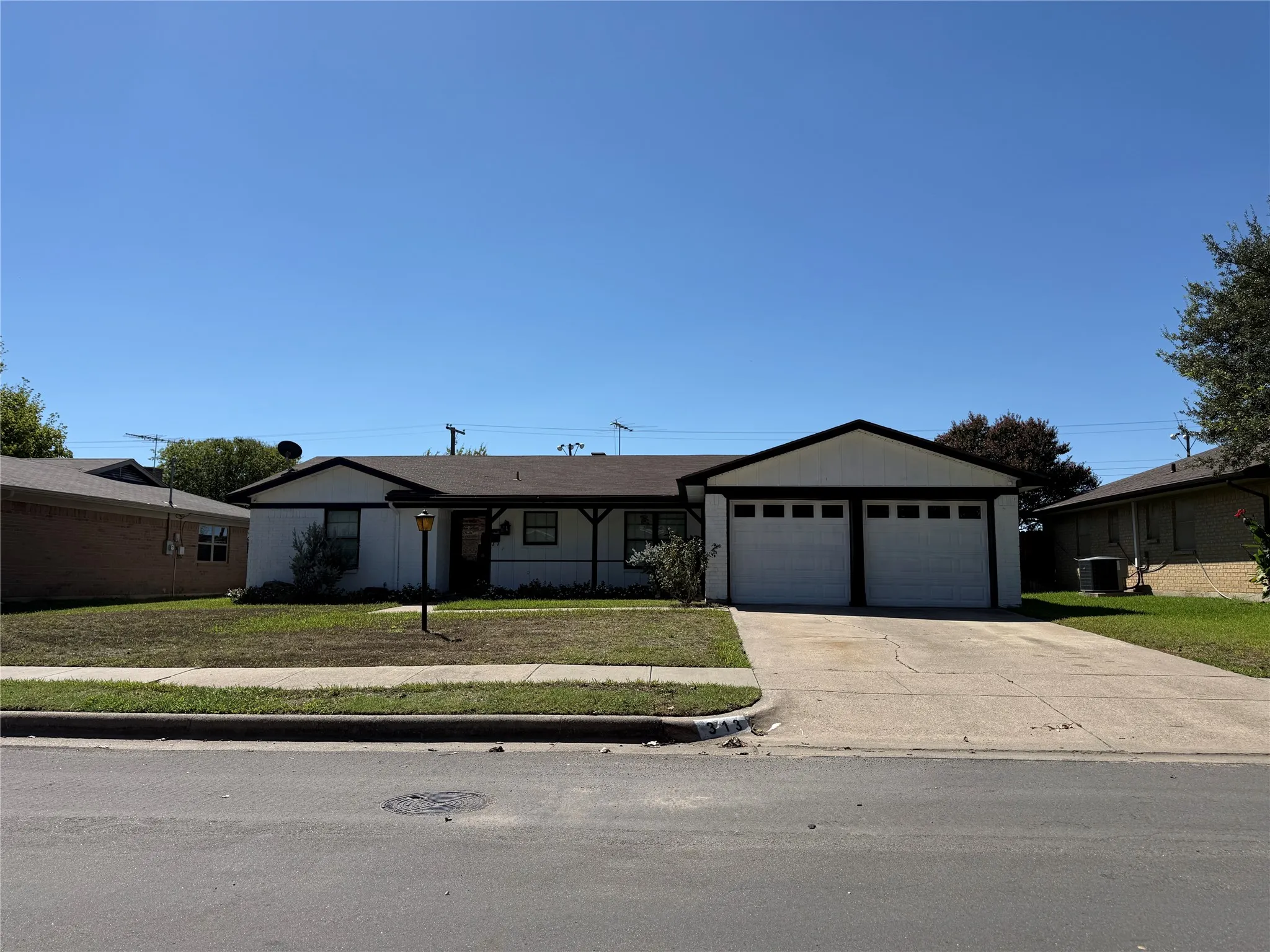 Single Family Residence For Sale in Johnson County , 313 Linda Drive, Burleson, Texas 76028, 3 Bedroom, 2 Bathroom, 2 Garage spaces, 1,414 Sqft, built in 1972, mls#21403779, Real Estate Agent in Burleson, Homes For Sale in Johnson county, Homes For Sale in Burleson, Realtor in Burleson Texas, Real Estate Brokerage Independent Realty Texas, Luminita Cordes Realtor