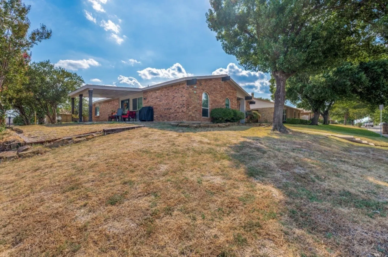 Single Family Residence For Sale in Dallas County , 700 Nora Lane, De Soto, Texas 75115, 3 Bedroom, 2 Bathroom, 2 Garage spaces, 1,733 Sqft, built in 1979, mls#21401705, Real Estate Agent in De Soto, Homes For Sale in Dallas county, Homes For Sale in De Soto, Realtor in De Soto Texas, Real Estate Brokerage Independent Realty Texas, Luminita Cordes Realtor