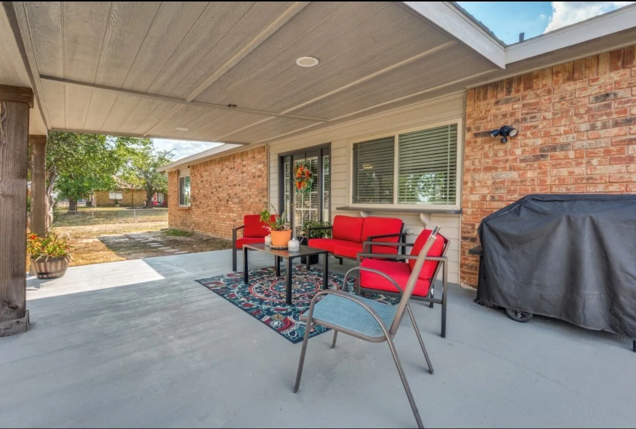 Single Family Residence For Sale in Dallas County , 700 Nora Lane, De Soto, Texas 75115, 3 Bedroom, 2 Bathroom, 2 Garage spaces, 1,733 Sqft, built in 1979, mls#21401705, Real Estate Agent in De Soto, Homes For Sale in Dallas county, Homes For Sale in De Soto, Realtor in De Soto Texas, Real Estate Brokerage Independent Realty Texas, Luminita Cordes Realtor