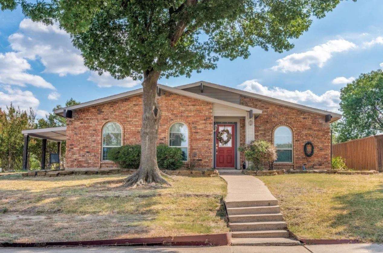 Single Family Residence For Sale in Dallas County , 700 Nora Lane, De Soto, Texas 75115, 3 Bedroom, 2 Bathroom, 2 Garage spaces, 1,733 Sqft, built in 1979, mls#21401705, Real Estate Agent in De Soto, Homes For Sale in Dallas county, Homes For Sale in De Soto, Realtor in De Soto Texas, Real Estate Brokerage Independent Realty Texas, Luminita Cordes Realtor