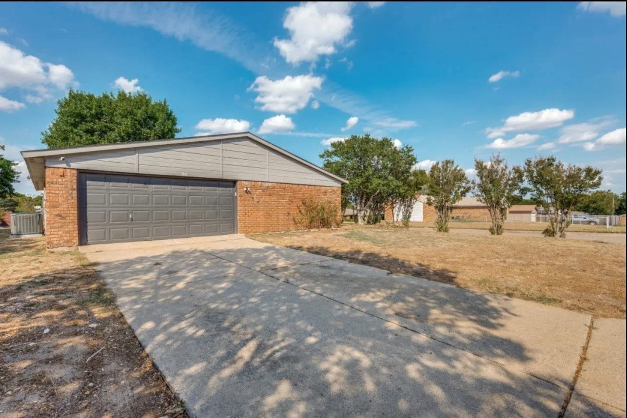 Single Family Residence For Sale in Dallas County , 700 Nora Lane, De Soto, Texas 75115, 3 Bedroom, 2 Bathroom, 2 Garage spaces, 1,733 Sqft, built in 1979, mls#21401705, Real Estate Agent in De Soto, Homes For Sale in Dallas county, Homes For Sale in De Soto, Realtor in De Soto Texas, Real Estate Brokerage Independent Realty Texas, Luminita Cordes Realtor