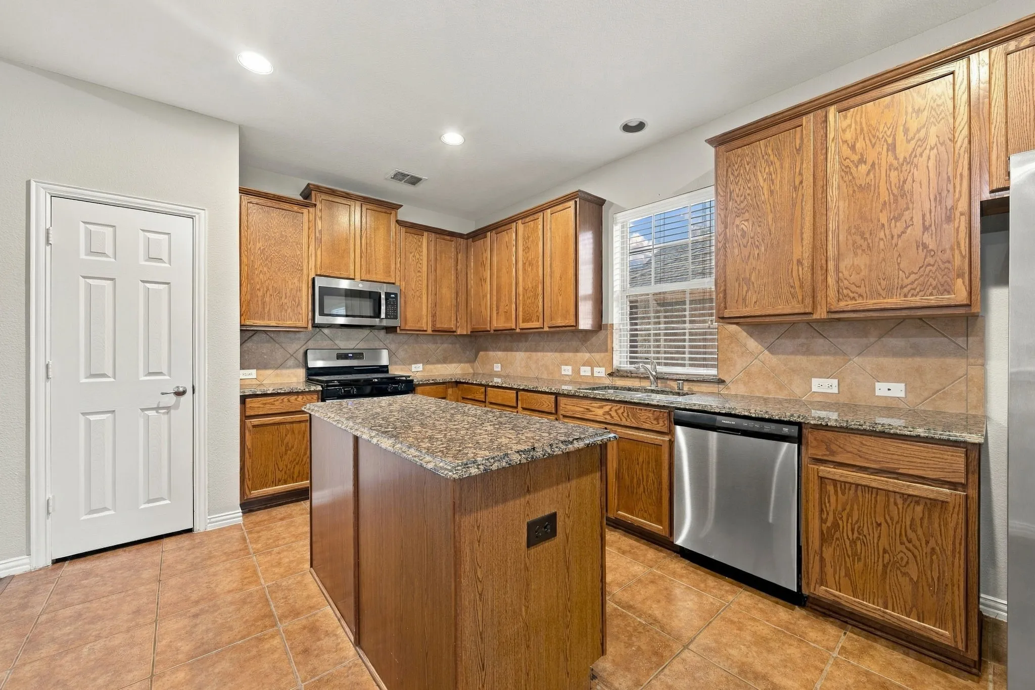 Single Family Residence For Sale in Rockwall County , 323 Deaton Drive, Fate, Texas 75087, 4 Bedroom, 3 Bathroom, 2 Garage spaces, 2,916 Sqft, built in 2007, mls#21391949, Real Estate Agent in Fate, Homes For Sale in Rockwall county, Homes For Sale in Fate, Realtor in Fate Texas, Real Estate Brokerage Independent Realty Texas, Luminita Cordes Realtor