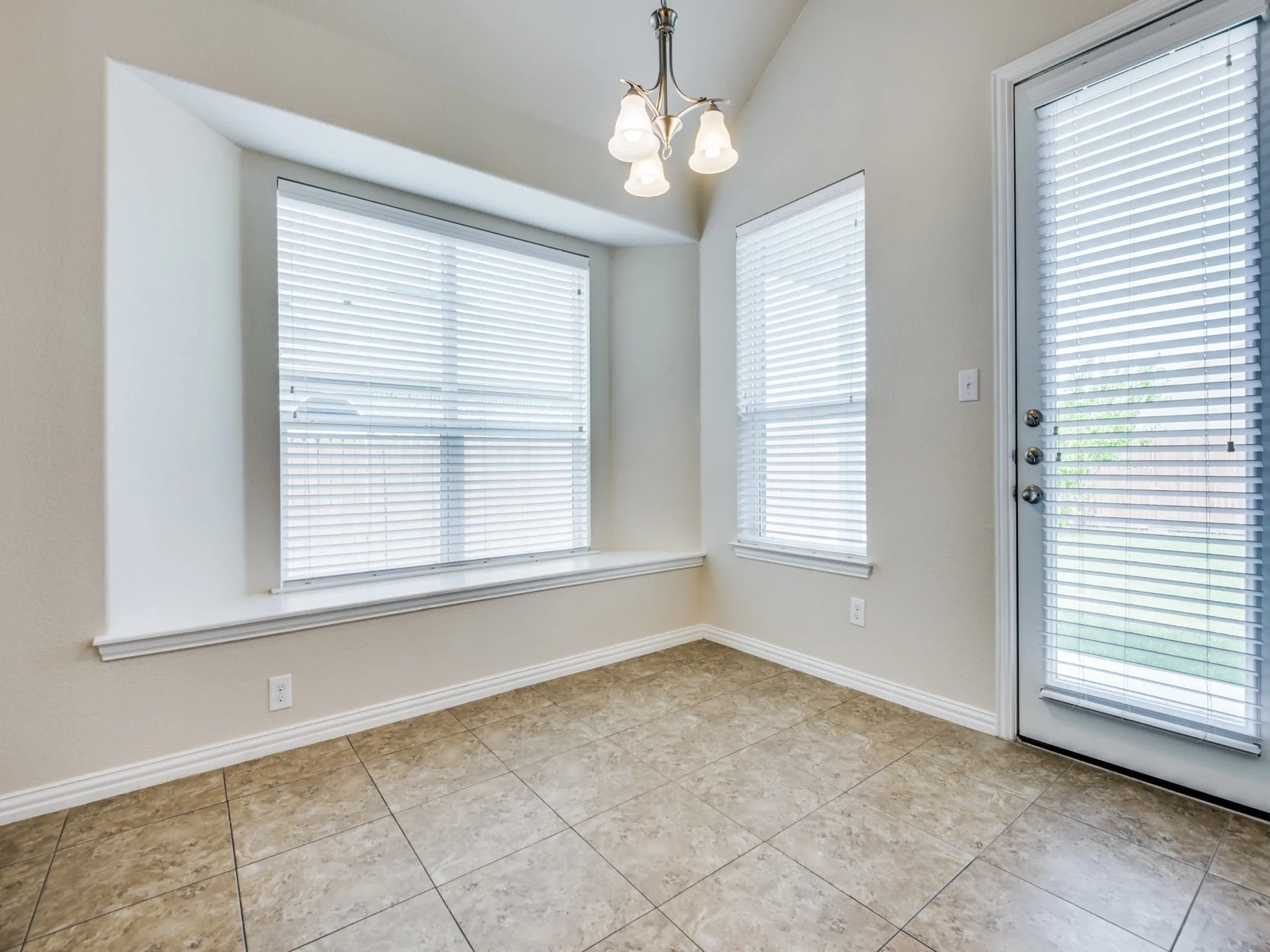 Single Family Residence For Sale in Denton County , 2405 Playa Del Mar Drive, Little Elm, Texas 75068, 5 Bedroom, 3 Bathroom, 3 Garage spaces, 3,176 Sqft, built in 2012, mls#21401014, Real Estate Agent in Little Elm, Homes For Sale in Denton county, Homes For Sale in Little Elm, Realtor in Little Elm Texas, Real Estate Brokerage Independent Realty Texas, Luminita Cordes Realtor