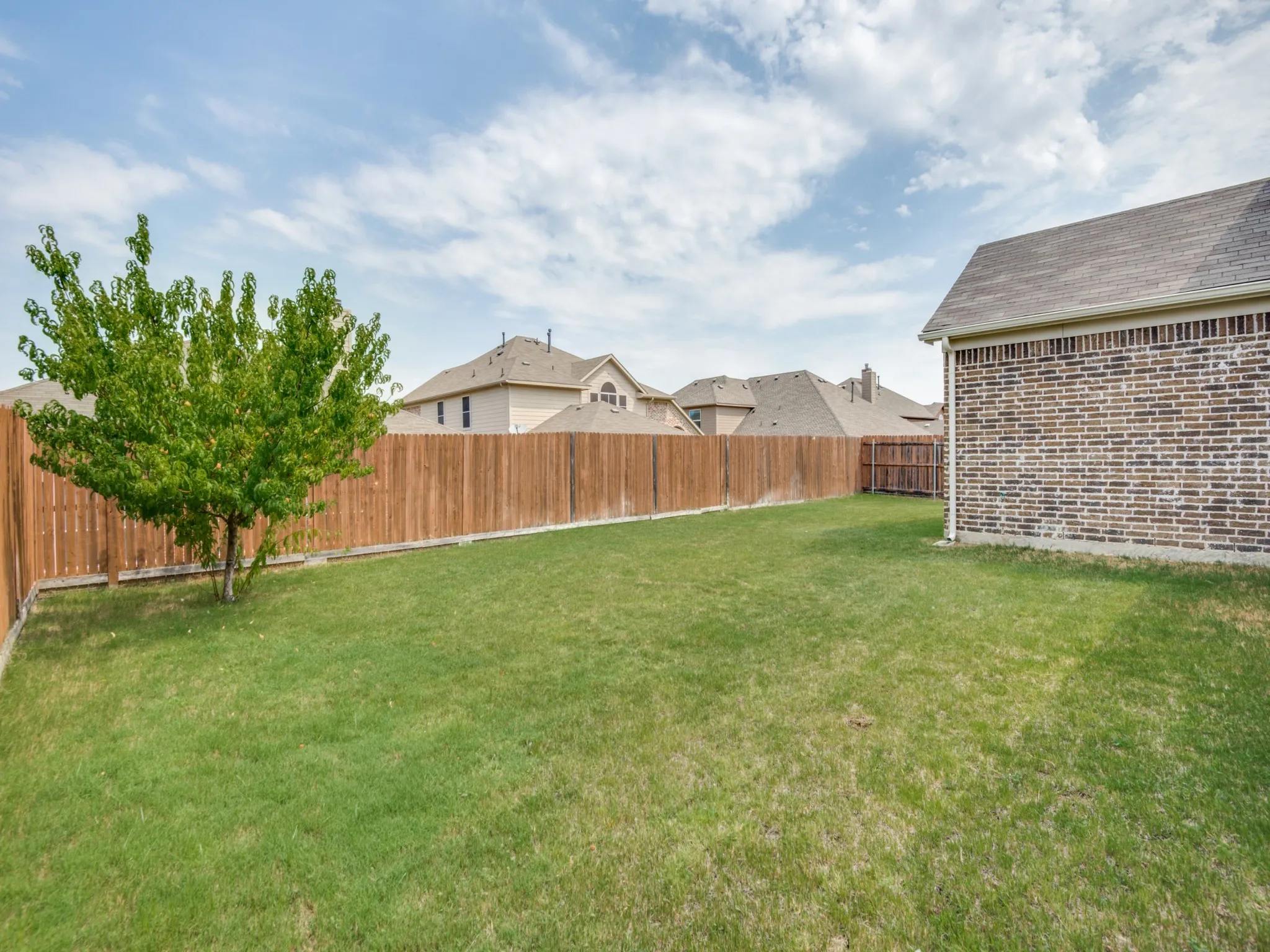 Single Family Residence For Sale in Denton County , 2405 Playa Del Mar Drive, Little Elm, Texas 75068, 5 Bedroom, 3 Bathroom, 3 Garage spaces, 3,176 Sqft, built in 2012, mls#21401014, Real Estate Agent in Little Elm, Homes For Sale in Denton county, Homes For Sale in Little Elm, Realtor in Little Elm Texas, Real Estate Brokerage Independent Realty Texas, Luminita Cordes Realtor