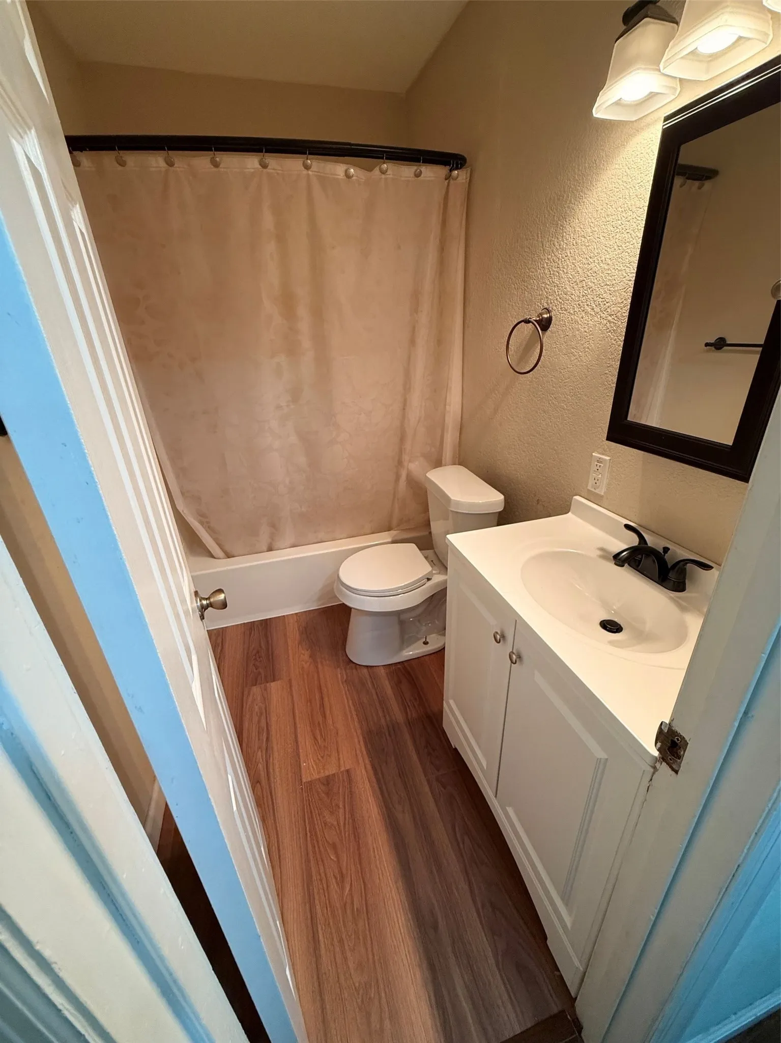 Single Family Residence For Sale in Fannin County , 228 E Boyd Avenue, Bonham, Texas 75418, 3 Bedroom, 2 Bathroom, Garage spaces, 1,128 Sqft, built in 1940, mls#21406469, Real Estate Agent in Bonham, Homes For Sale in Fannin county, Homes For Sale in Bonham, Realtor in Bonham Texas, Real Estate Brokerage Independent Realty Texas, Luminita Cordes Realtor