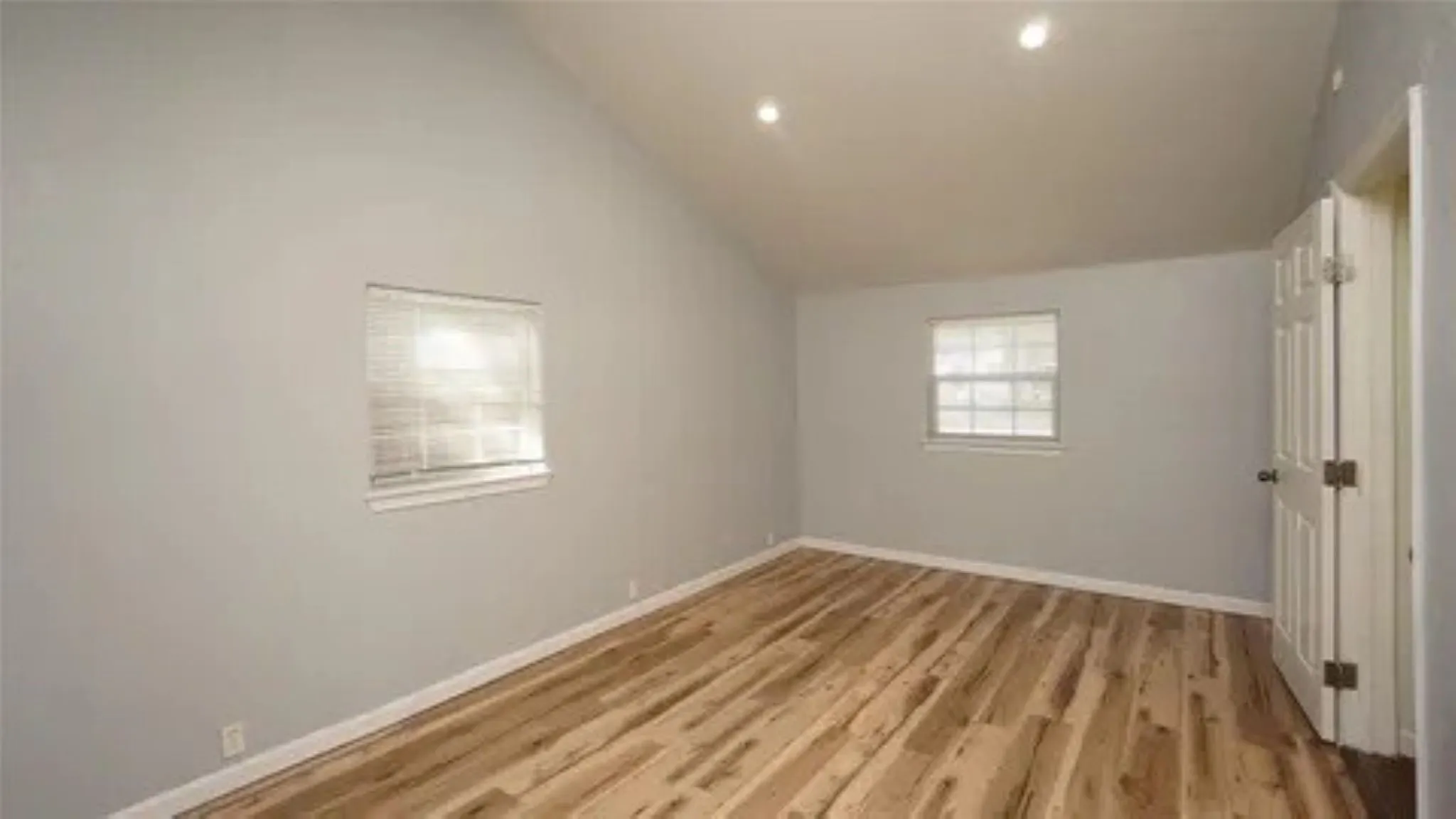 Single Family Residence For Sale in Fannin County , 228 E Boyd Avenue, Bonham, Texas 75418, 3 Bedroom, 2 Bathroom, Garage spaces, 1,128 Sqft, built in 1940, mls#21406469, Real Estate Agent in Bonham, Homes For Sale in Fannin county, Homes For Sale in Bonham, Realtor in Bonham Texas, Real Estate Brokerage Independent Realty Texas, Luminita Cordes Realtor