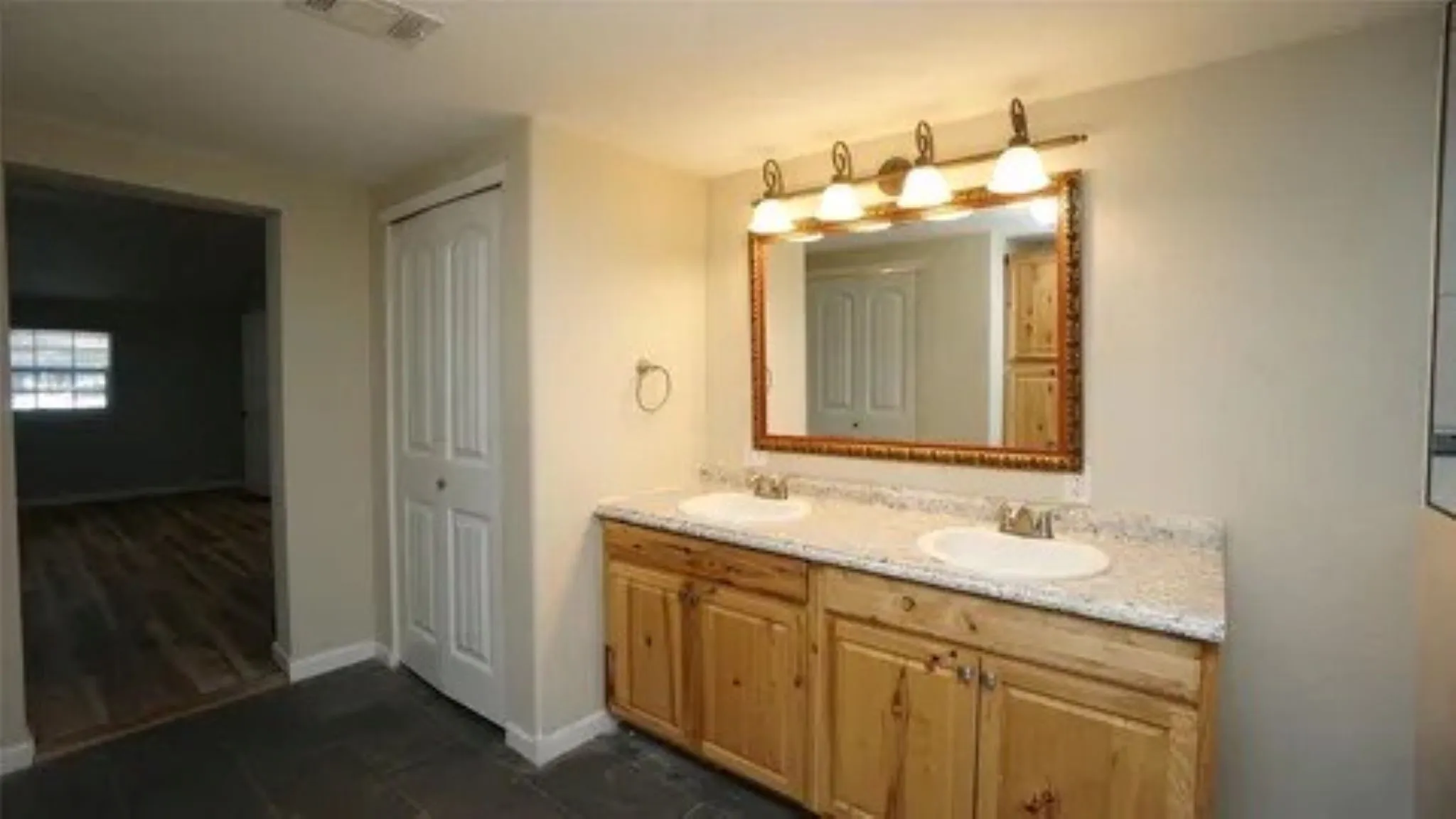 Single Family Residence For Sale in Fannin County , 228 E Boyd Avenue, Bonham, Texas 75418, 3 Bedroom, 2 Bathroom, Garage spaces, 1,128 Sqft, built in 1940, mls#21406469, Real Estate Agent in Bonham, Homes For Sale in Fannin county, Homes For Sale in Bonham, Realtor in Bonham Texas, Real Estate Brokerage Independent Realty Texas, Luminita Cordes Realtor