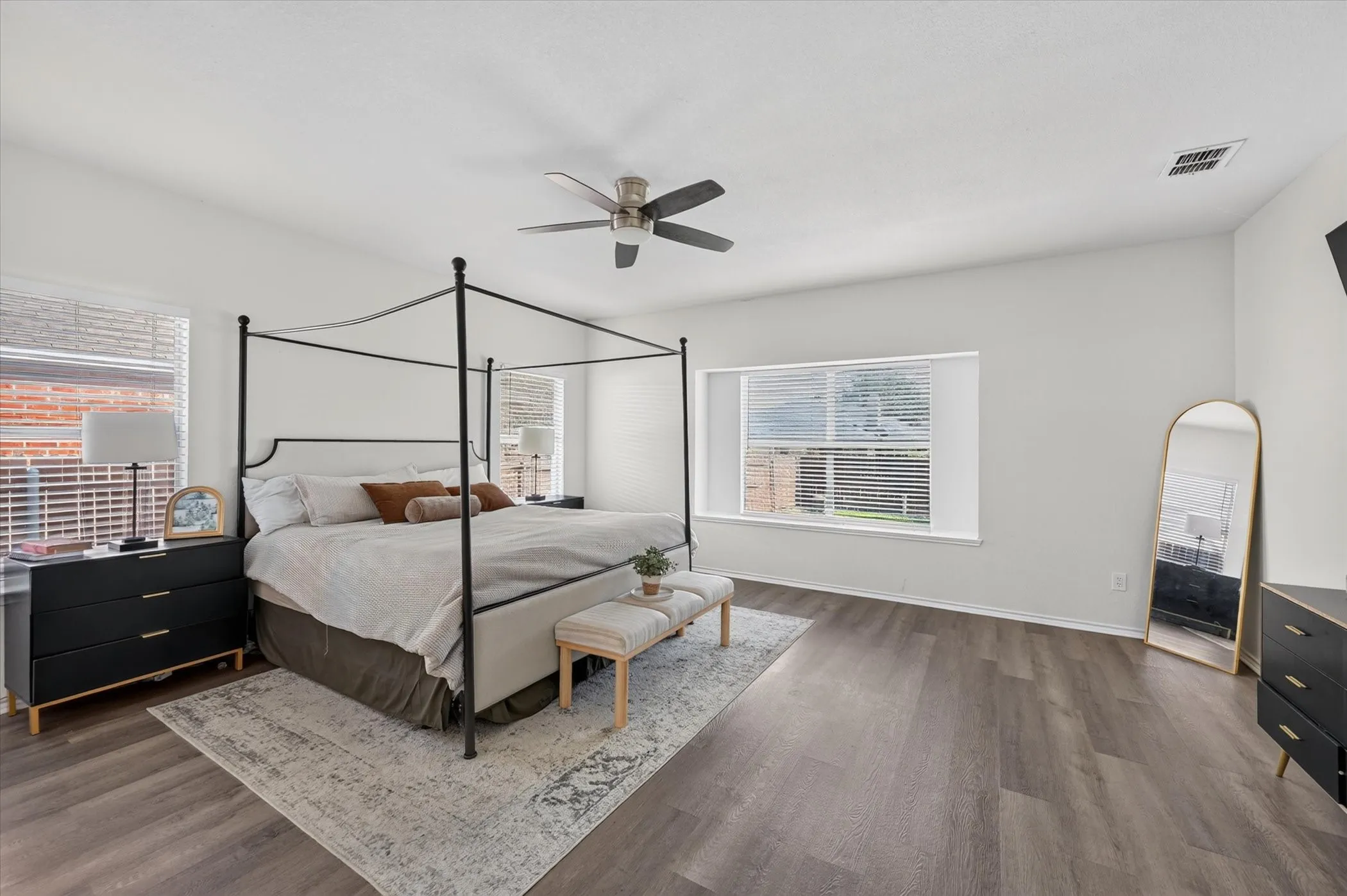Single Family Residence For Sale in Tarrant County , 1004 Bonanza Drive, Arlington, Texas 76001, 4 Bedroom, 3 Bathroom, 2 Garage spaces, 3,038 Sqft, built in 1996, mls#21406494, Real Estate Agent in Arlington, Homes For Sale in Tarrant county, Homes For Sale in Arlington, Realtor in Arlington Texas, Real Estate Brokerage Independent Realty Texas, Luminita Cordes Realtor