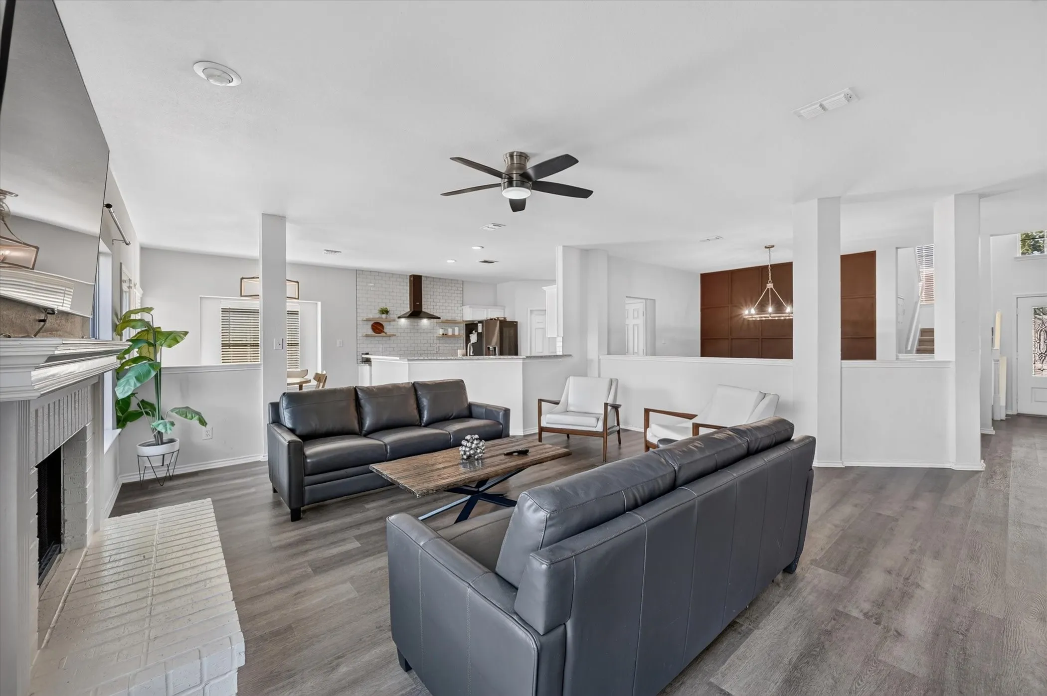 Single Family Residence For Sale in Tarrant County , 1004 Bonanza Drive, Arlington, Texas 76001, 4 Bedroom, 3 Bathroom, 2 Garage spaces, 3,038 Sqft, built in 1996, mls#21406494, Real Estate Agent in Arlington, Homes For Sale in Tarrant county, Homes For Sale in Arlington, Realtor in Arlington Texas, Real Estate Brokerage Independent Realty Texas, Luminita Cordes Realtor