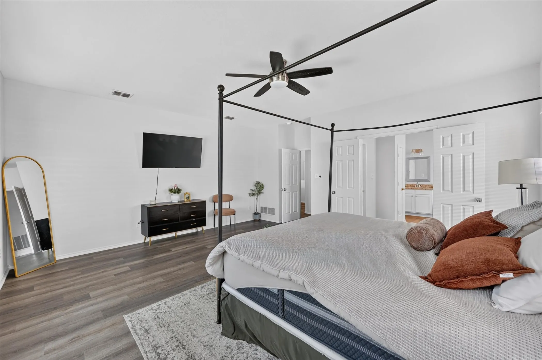 Single Family Residence For Sale in Tarrant County , 1004 Bonanza Drive, Arlington, Texas 76001, 4 Bedroom, 3 Bathroom, 2 Garage spaces, 3,038 Sqft, built in 1996, mls#21406494, Real Estate Agent in Arlington, Homes For Sale in Tarrant county, Homes For Sale in Arlington, Realtor in Arlington Texas, Real Estate Brokerage Independent Realty Texas, Luminita Cordes Realtor