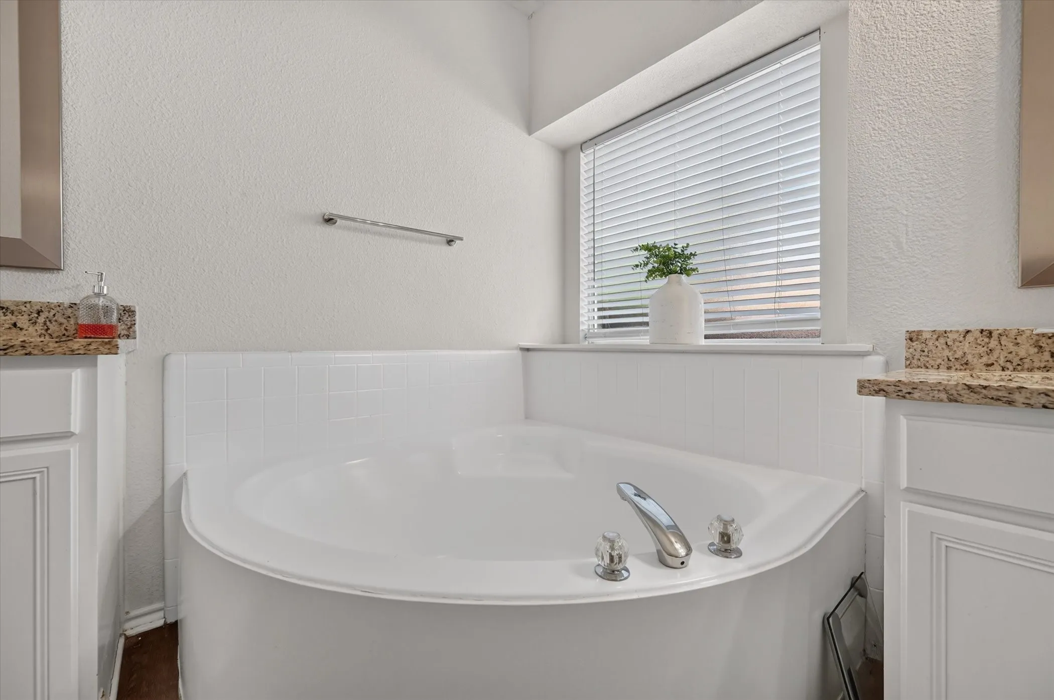 Single Family Residence For Sale in Tarrant County , 1004 Bonanza Drive, Arlington, Texas 76001, 4 Bedroom, 3 Bathroom, 2 Garage spaces, 3,038 Sqft, built in 1996, mls#21406494, Real Estate Agent in Arlington, Homes For Sale in Tarrant county, Homes For Sale in Arlington, Realtor in Arlington Texas, Real Estate Brokerage Independent Realty Texas, Luminita Cordes Realtor