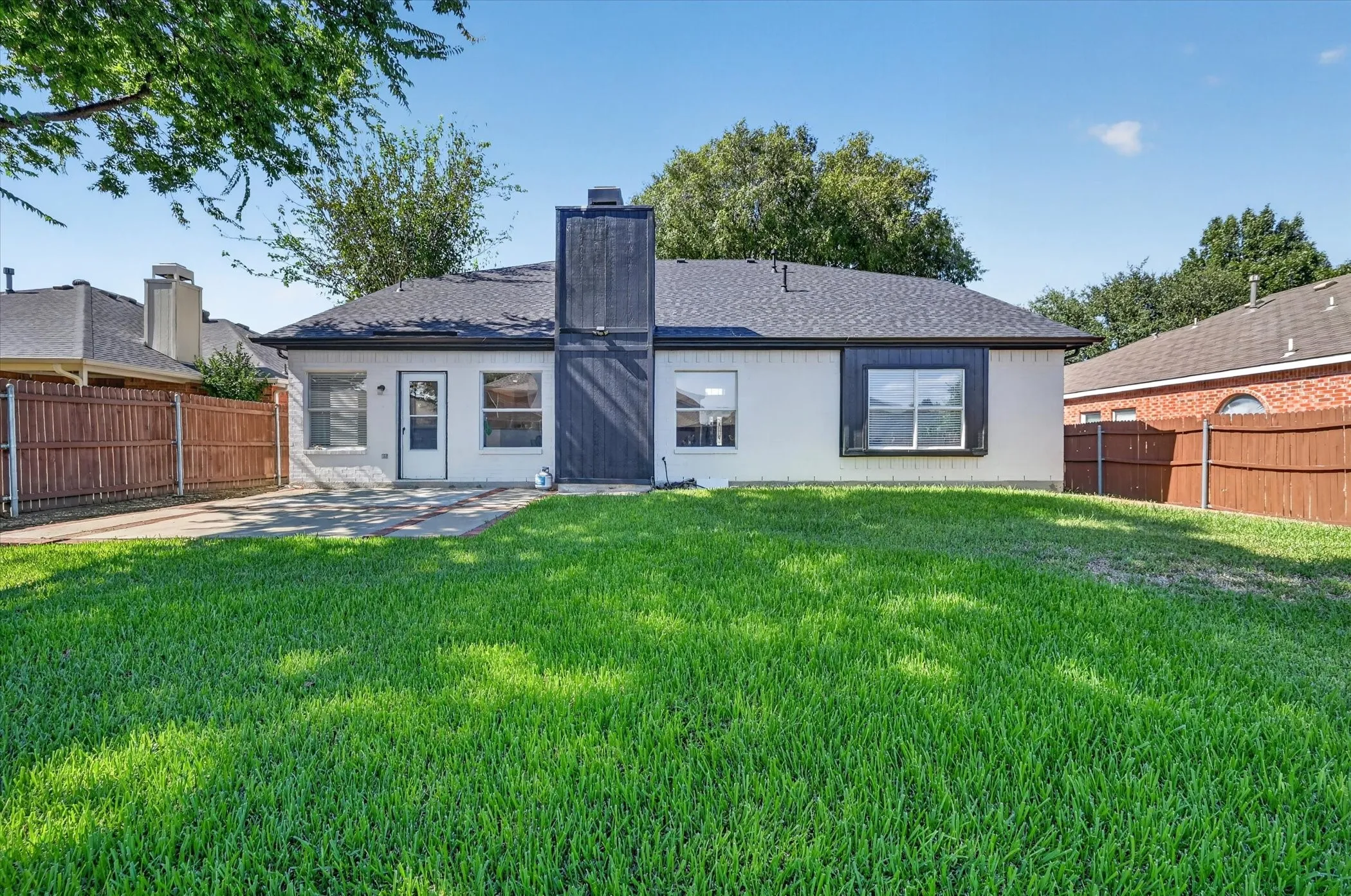 Single Family Residence For Sale in Tarrant County , 1004 Bonanza Drive, Arlington, Texas 76001, 4 Bedroom, 3 Bathroom, 2 Garage spaces, 3,038 Sqft, built in 1996, mls#21406494, Real Estate Agent in Arlington, Homes For Sale in Tarrant county, Homes For Sale in Arlington, Realtor in Arlington Texas, Real Estate Brokerage Independent Realty Texas, Luminita Cordes Realtor