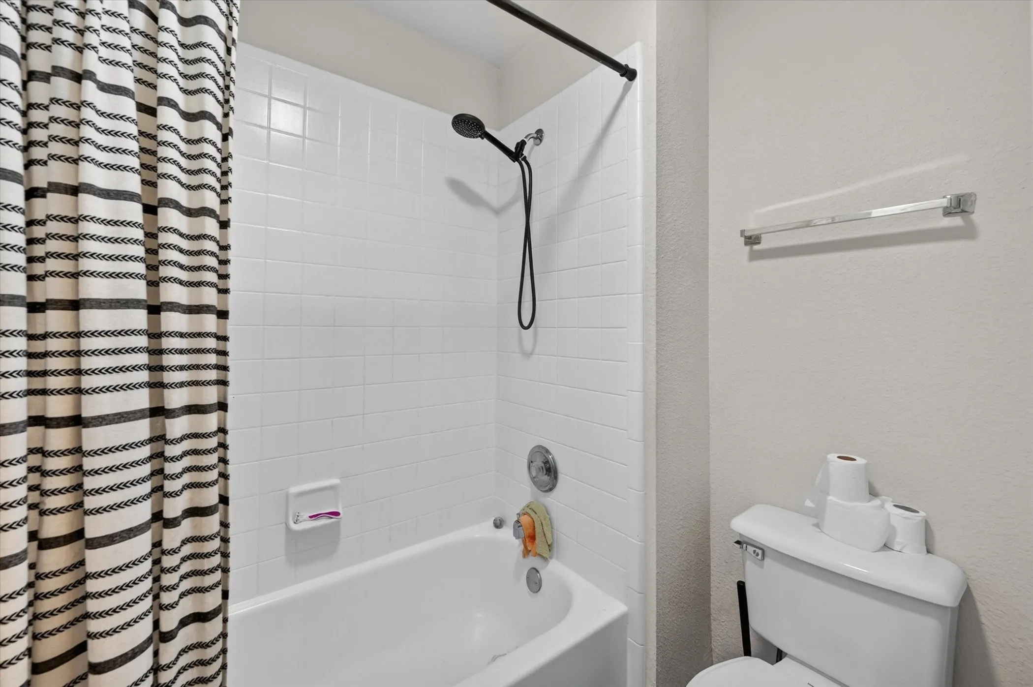 Single Family Residence For Sale in Tarrant County , 1004 Bonanza Drive, Arlington, Texas 76001, 4 Bedroom, 3 Bathroom, 2 Garage spaces, 3,038 Sqft, built in 1996, mls#21406494, Real Estate Agent in Arlington, Homes For Sale in Tarrant county, Homes For Sale in Arlington, Realtor in Arlington Texas, Real Estate Brokerage Independent Realty Texas, Luminita Cordes Realtor