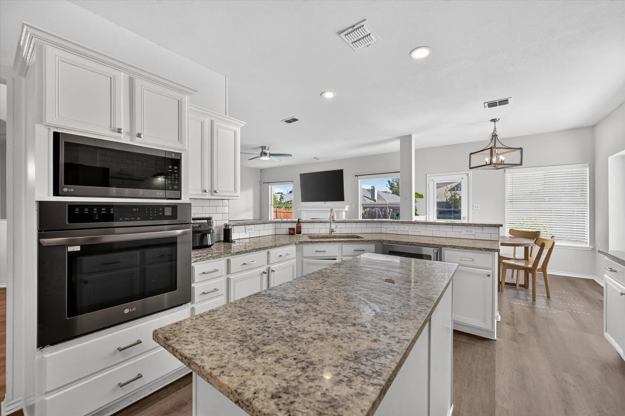 Single Family Residence For Sale in Tarrant County , 1004 Bonanza Drive, Arlington, Texas 76001, 4 Bedroom, 3 Bathroom, 2 Garage spaces, 3,038 Sqft, built in 1996, mls#21406494, Real Estate Agent in Arlington, Homes For Sale in Tarrant county, Homes For Sale in Arlington, Realtor in Arlington Texas, Real Estate Brokerage Independent Realty Texas, Luminita Cordes Realtor