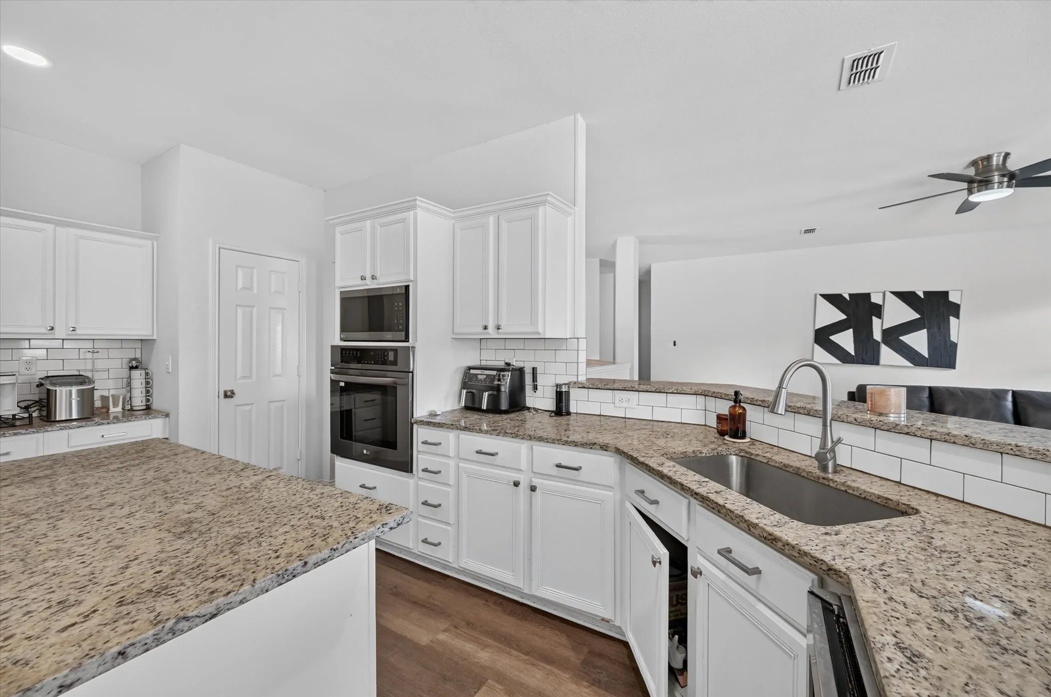 Single Family Residence For Sale in Tarrant County , 1004 Bonanza Drive, Arlington, Texas 76001, 4 Bedroom, 3 Bathroom, 2 Garage spaces, 3,038 Sqft, built in 1996, mls#21406494, Real Estate Agent in Arlington, Homes For Sale in Tarrant county, Homes For Sale in Arlington, Realtor in Arlington Texas, Real Estate Brokerage Independent Realty Texas, Luminita Cordes Realtor