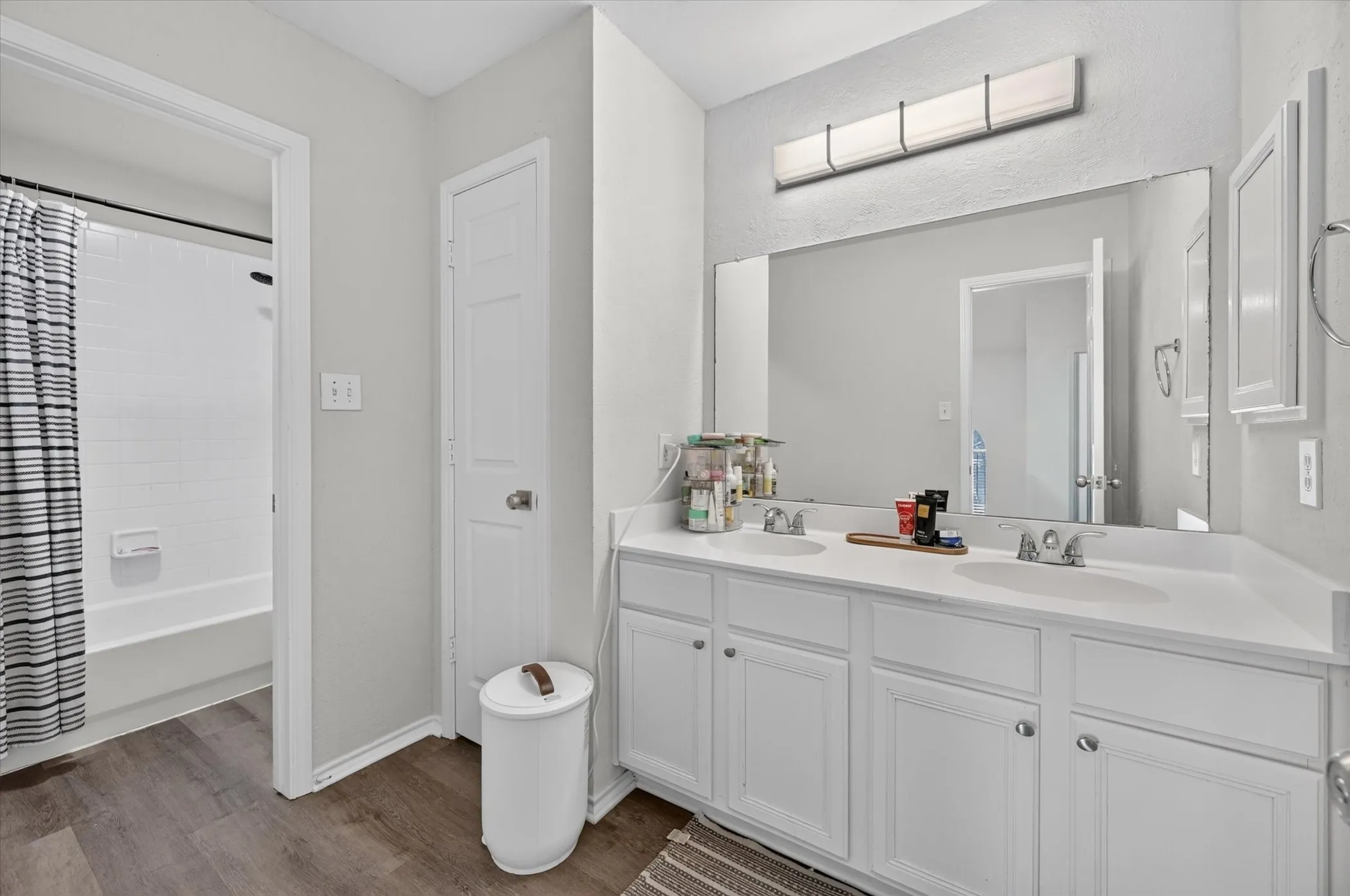 Single Family Residence For Sale in Tarrant County , 1004 Bonanza Drive, Arlington, Texas 76001, 4 Bedroom, 3 Bathroom, 2 Garage spaces, 3,038 Sqft, built in 1996, mls#21406494, Real Estate Agent in Arlington, Homes For Sale in Tarrant county, Homes For Sale in Arlington, Realtor in Arlington Texas, Real Estate Brokerage Independent Realty Texas, Luminita Cordes Realtor