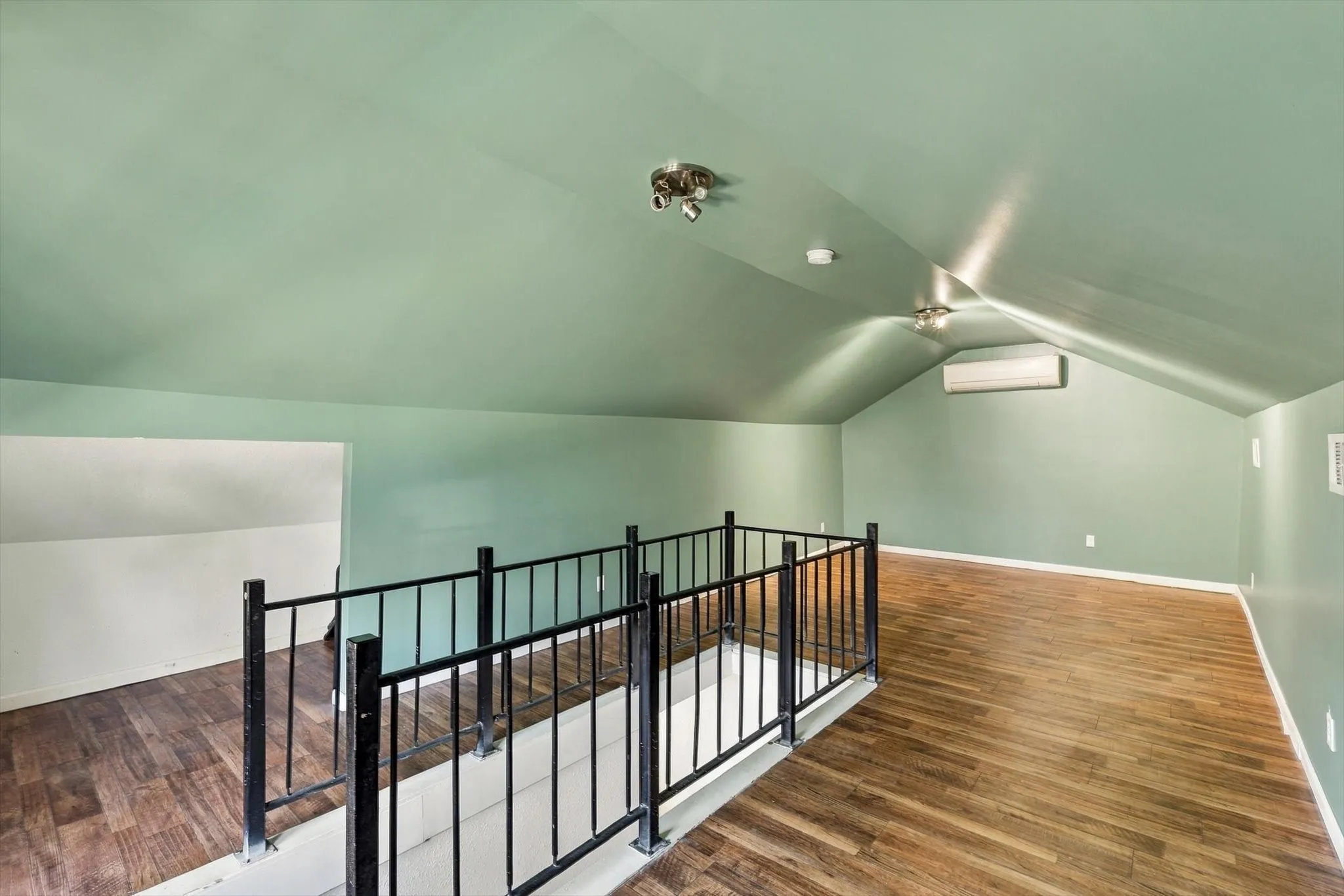 Single Family Residence For Sale in Dallas County , 305 E 6th Street, Dallas, Texas 75203, 3 Bedroom, 1 Bathroom, Garage spaces, 1,550 Sqft, built in 1930, mls#21405787, Real Estate Agent in Dallas, Homes For Sale in Dallas county, Homes For Sale in Dallas, Realtor in Dallas Texas, Real Estate Brokerage Independent Realty Texas, Luminita Cordes Realtor