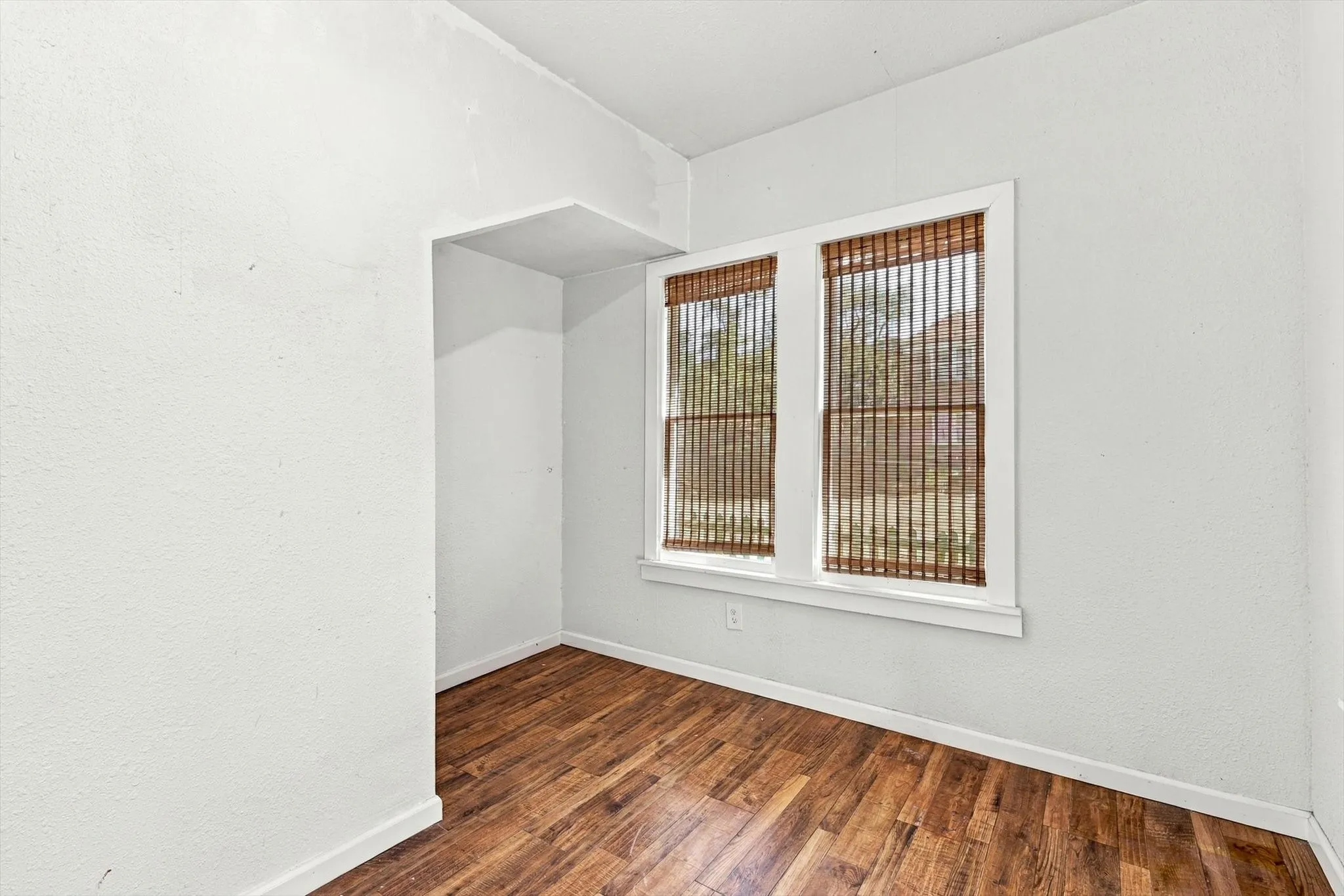 Single Family Residence For Sale in Dallas County , 305 E 6th Street, Dallas, Texas 75203, 3 Bedroom, 1 Bathroom, Garage spaces, 1,550 Sqft, built in 1930, mls#21405787, Real Estate Agent in Dallas, Homes For Sale in Dallas county, Homes For Sale in Dallas, Realtor in Dallas Texas, Real Estate Brokerage Independent Realty Texas, Luminita Cordes Realtor