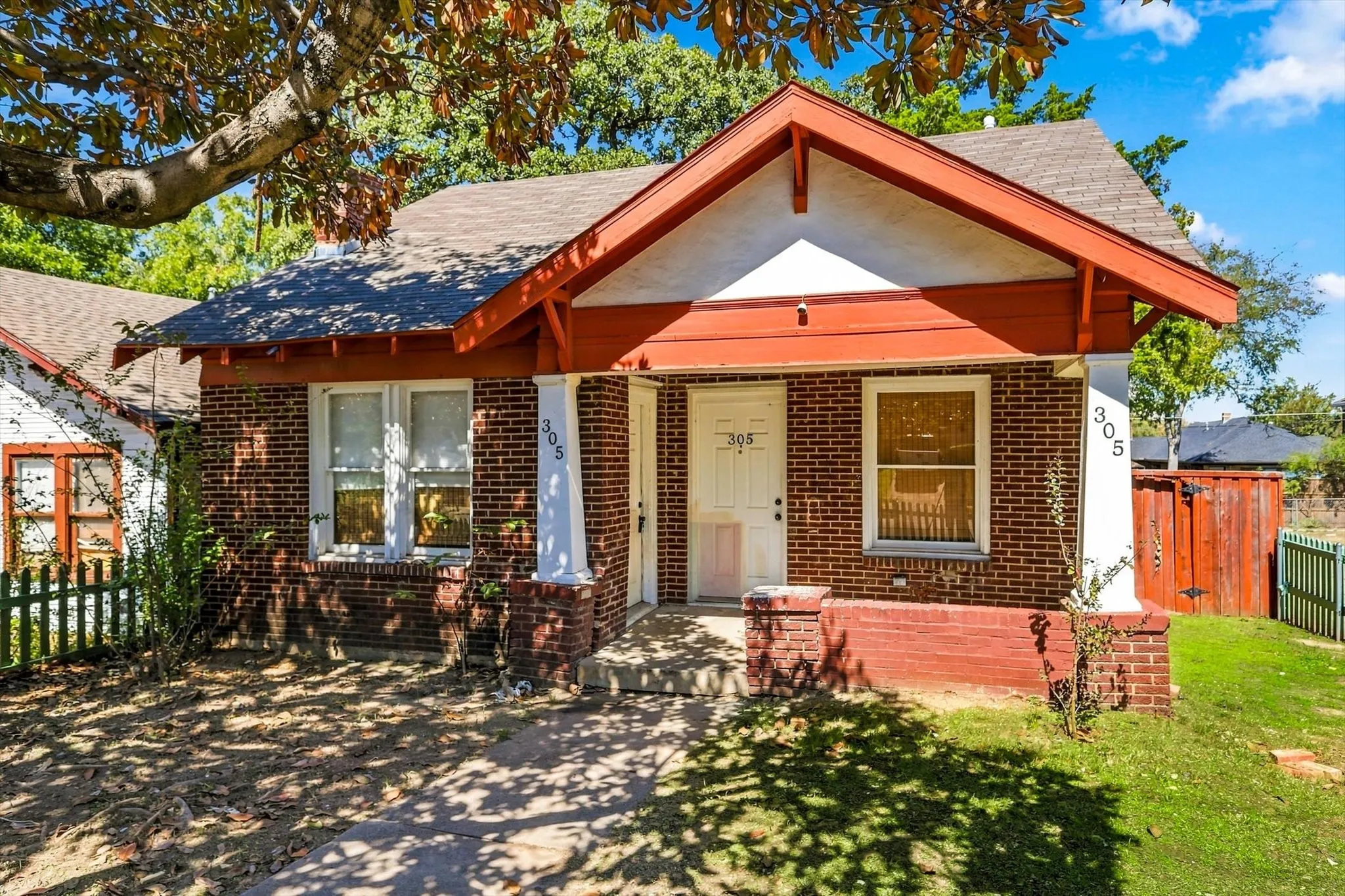 Single Family Residence For Sale in Dallas County , 305 E 6th Street, Dallas, Texas 75203, 3 Bedroom, 1 Bathroom, Garage spaces, 1,550 Sqft, built in 1930, mls#21405787, Real Estate Agent in Dallas, Homes For Sale in Dallas county, Homes For Sale in Dallas, Realtor in Dallas Texas, Real Estate Brokerage Independent Realty Texas, Luminita Cordes Realtor