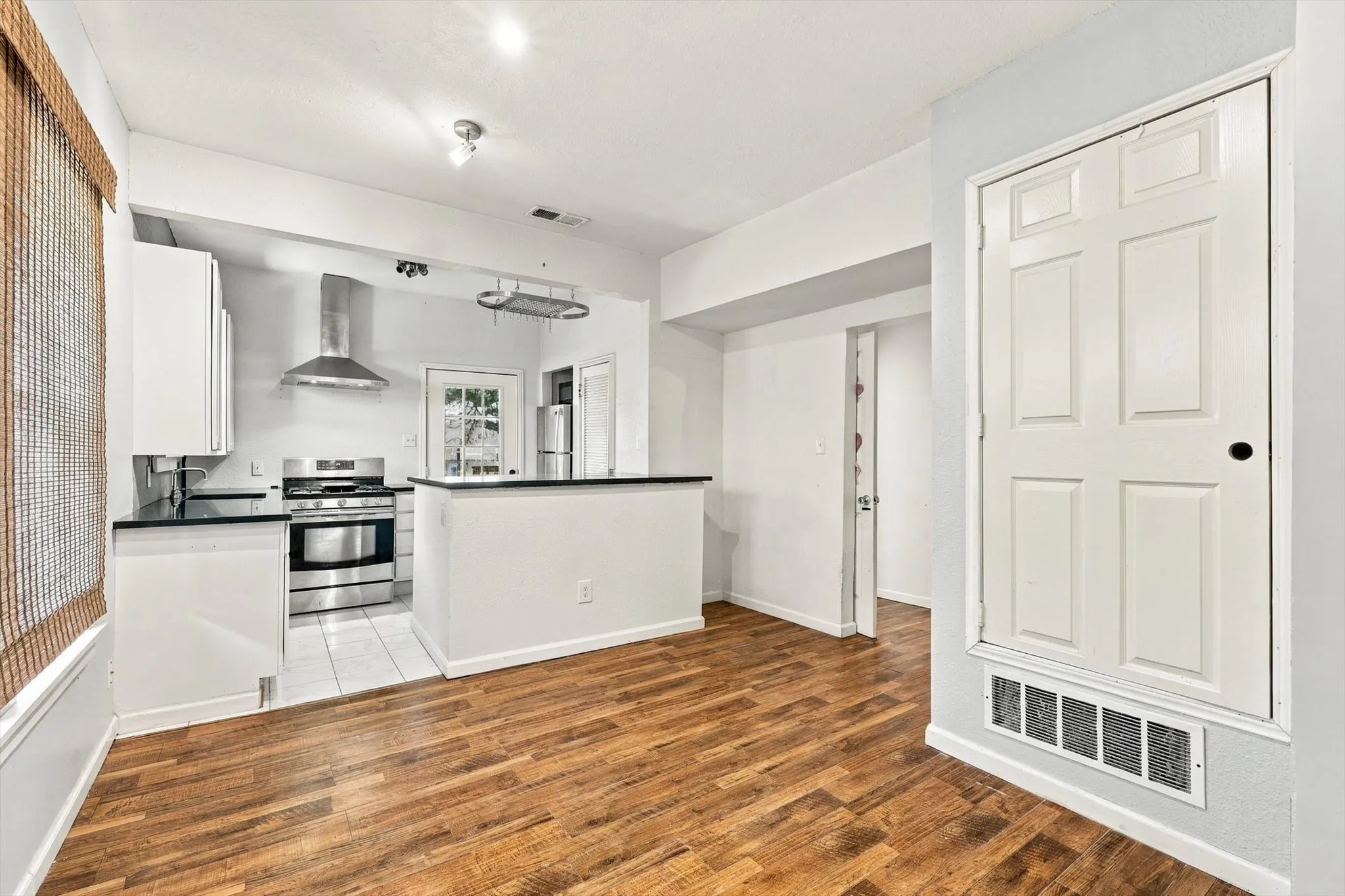 Single Family Residence For Sale in Dallas County , 305 E 6th Street, Dallas, Texas 75203, 3 Bedroom, 1 Bathroom, Garage spaces, 1,550 Sqft, built in 1930, mls#21405787, Real Estate Agent in Dallas, Homes For Sale in Dallas county, Homes For Sale in Dallas, Realtor in Dallas Texas, Real Estate Brokerage Independent Realty Texas, Luminita Cordes Realtor