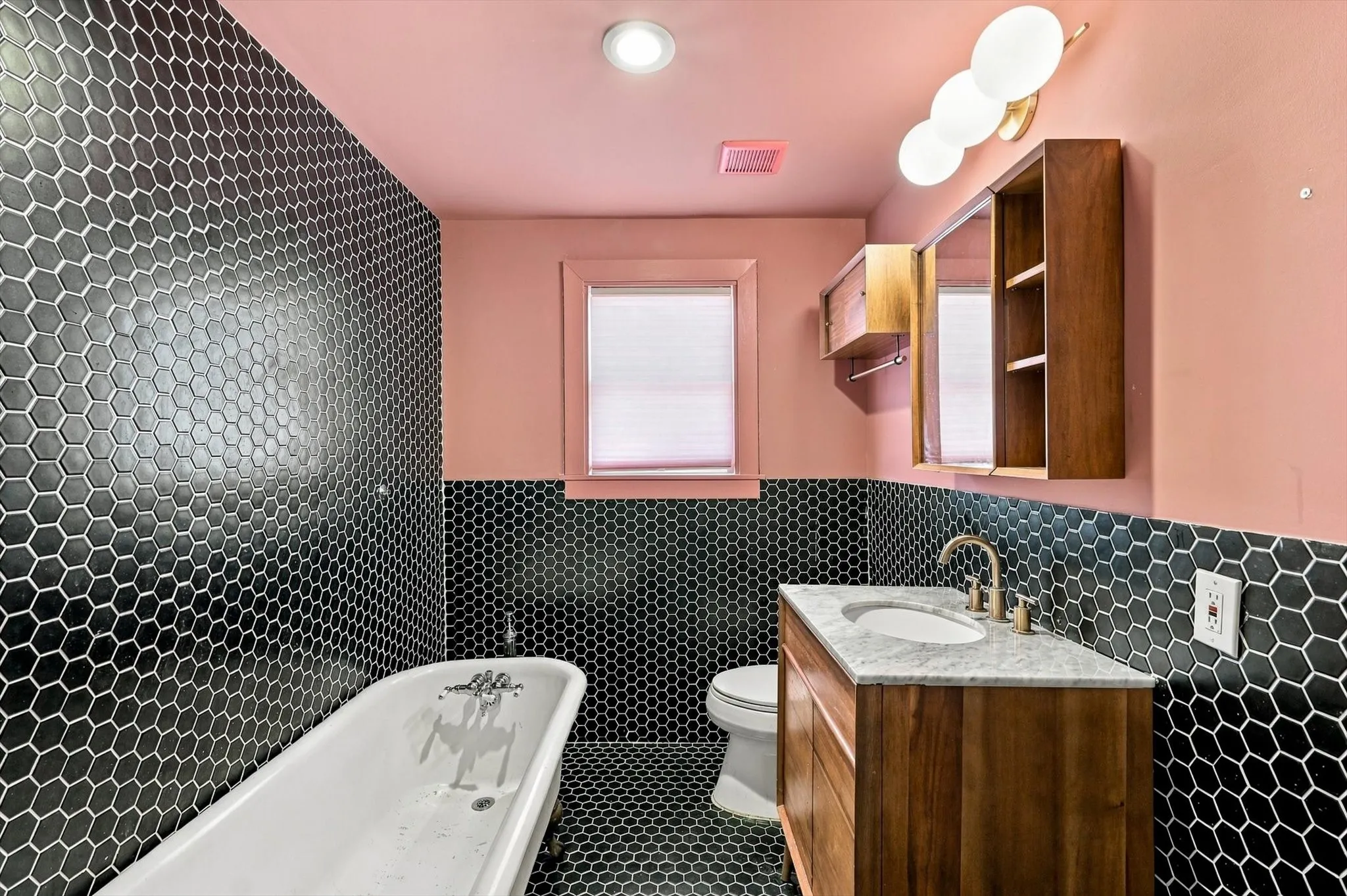 Single Family Residence For Sale in Dallas County , 305 E 6th Street, Dallas, Texas 75203, 3 Bedroom, 1 Bathroom, Garage spaces, 1,550 Sqft, built in 1930, mls#21405787, Real Estate Agent in Dallas, Homes For Sale in Dallas county, Homes For Sale in Dallas, Realtor in Dallas Texas, Real Estate Brokerage Independent Realty Texas, Luminita Cordes Realtor
