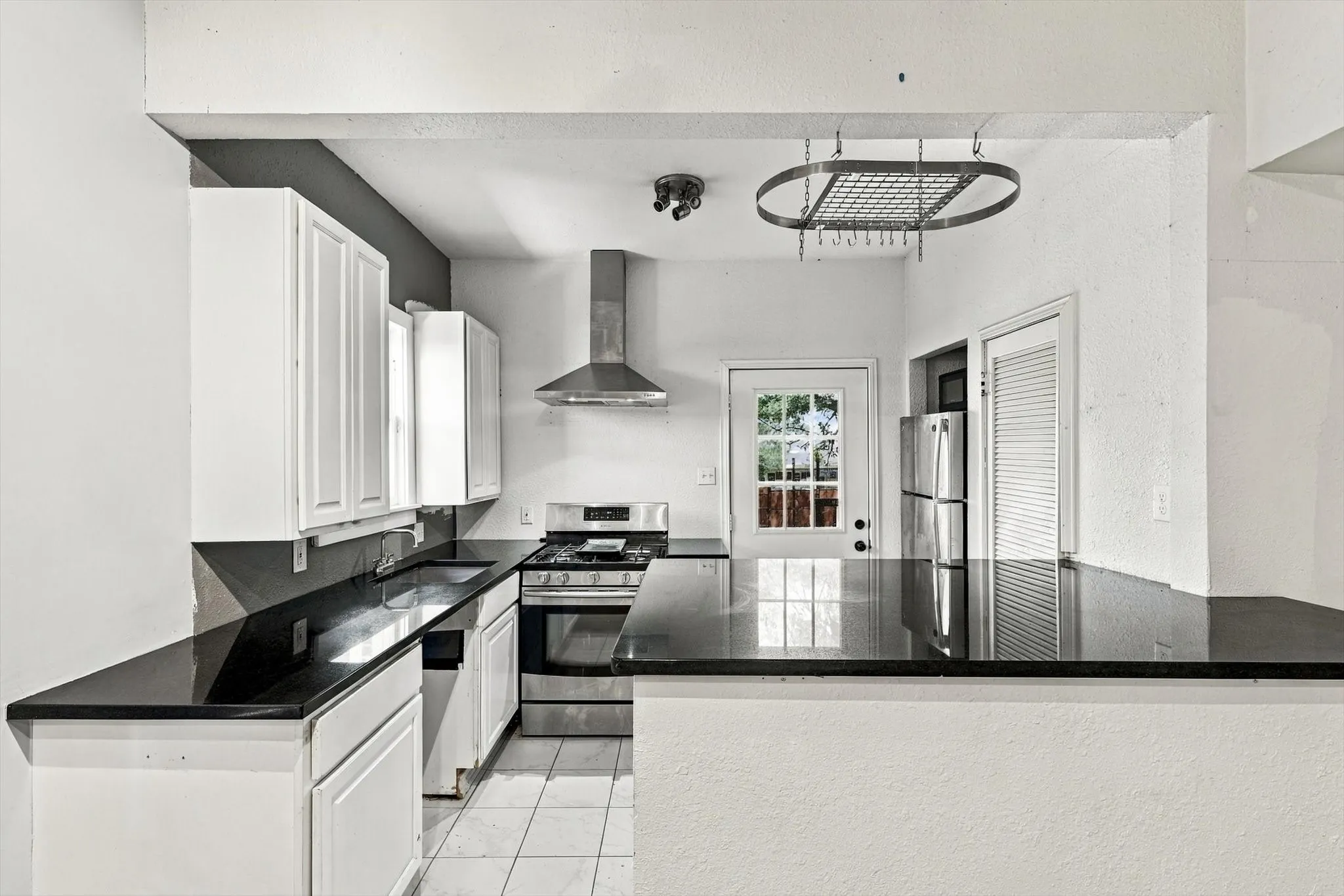 Single Family Residence For Sale in Dallas County , 305 E 6th Street, Dallas, Texas 75203, 3 Bedroom, 1 Bathroom, Garage spaces, 1,550 Sqft, built in 1930, mls#21405787, Real Estate Agent in Dallas, Homes For Sale in Dallas county, Homes For Sale in Dallas, Realtor in Dallas Texas, Real Estate Brokerage Independent Realty Texas, Luminita Cordes Realtor