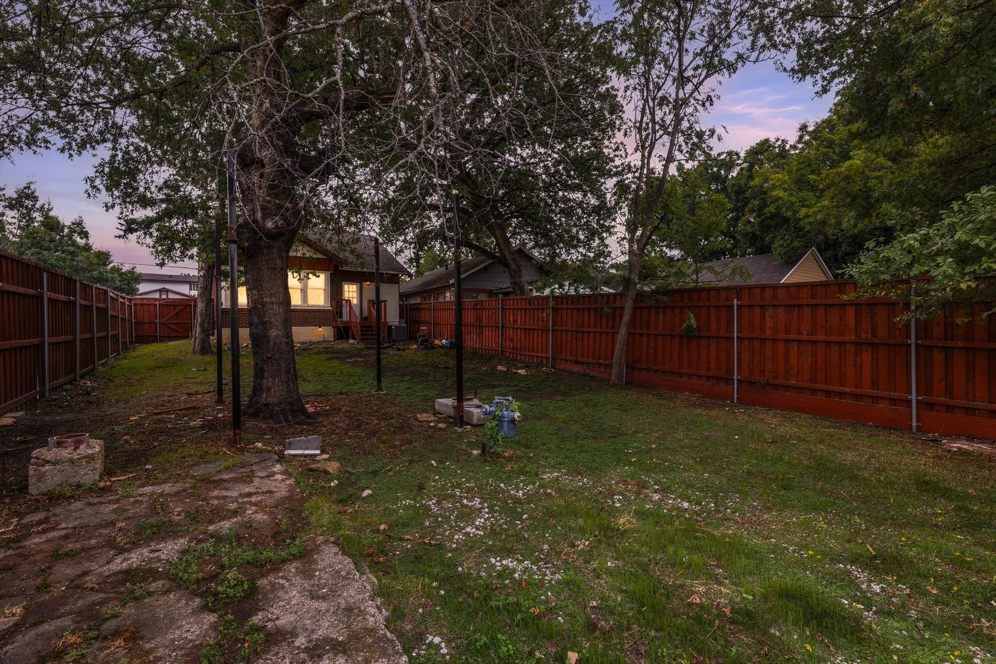 Single Family Residence For Sale in Dallas County , 305 E 6th Street, Dallas, Texas 75203, 3 Bedroom, 1 Bathroom, Garage spaces, 1,550 Sqft, built in 1930, mls#21405787, Real Estate Agent in Dallas, Homes For Sale in Dallas county, Homes For Sale in Dallas, Realtor in Dallas Texas, Real Estate Brokerage Independent Realty Texas, Luminita Cordes Realtor