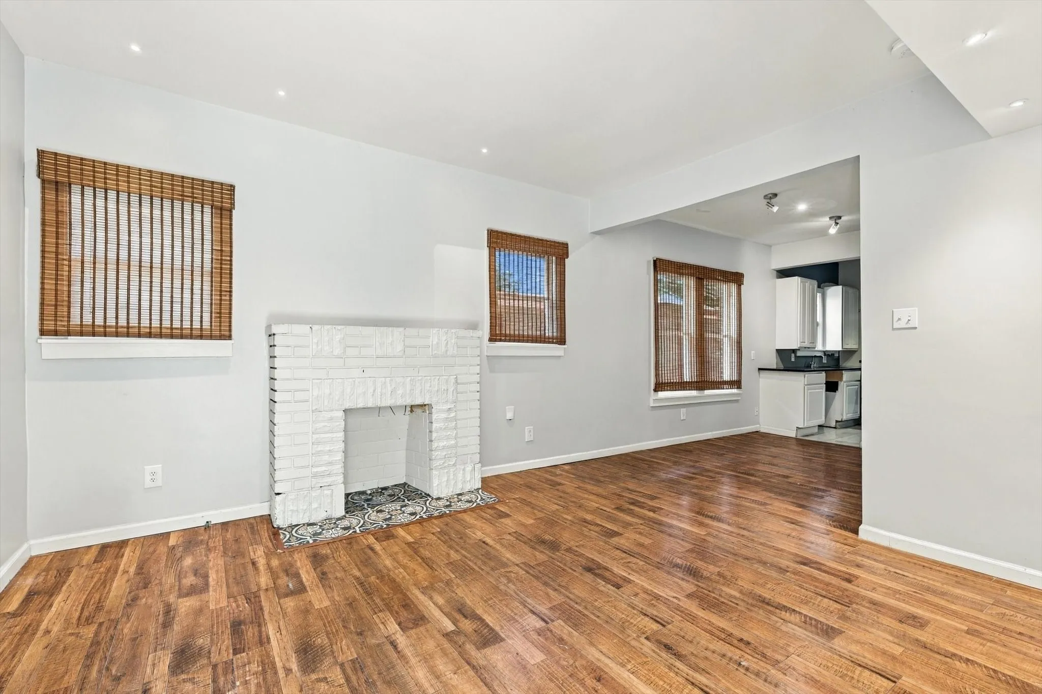 Single Family Residence For Sale in Dallas County , 305 E 6th Street, Dallas, Texas 75203, 3 Bedroom, 1 Bathroom, Garage spaces, 1,550 Sqft, built in 1930, mls#21405787, Real Estate Agent in Dallas, Homes For Sale in Dallas county, Homes For Sale in Dallas, Realtor in Dallas Texas, Real Estate Brokerage Independent Realty Texas, Luminita Cordes Realtor