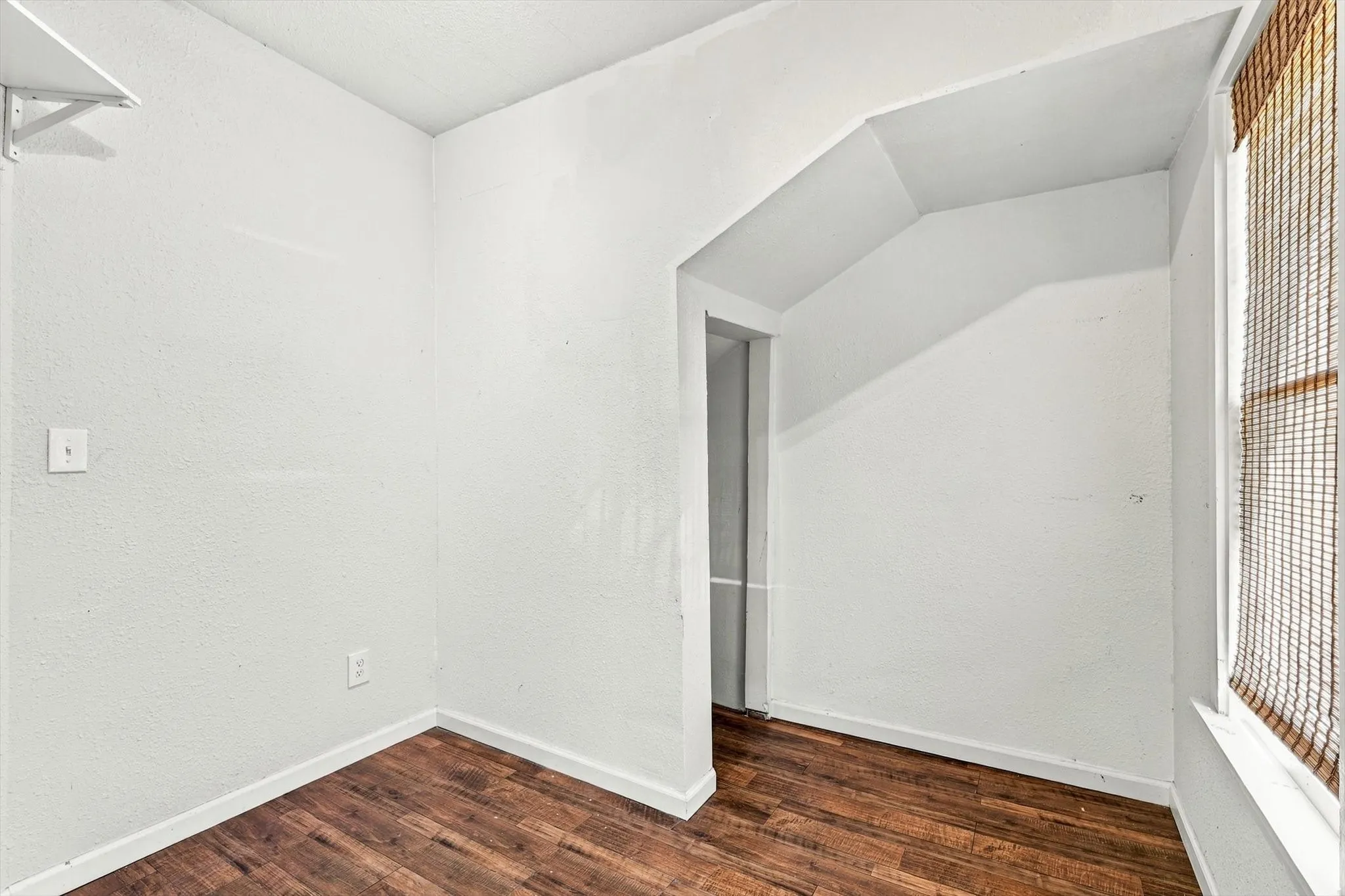 Single Family Residence For Sale in Dallas County , 305 E 6th Street, Dallas, Texas 75203, 3 Bedroom, 1 Bathroom, Garage spaces, 1,550 Sqft, built in 1930, mls#21405787, Real Estate Agent in Dallas, Homes For Sale in Dallas county, Homes For Sale in Dallas, Realtor in Dallas Texas, Real Estate Brokerage Independent Realty Texas, Luminita Cordes Realtor