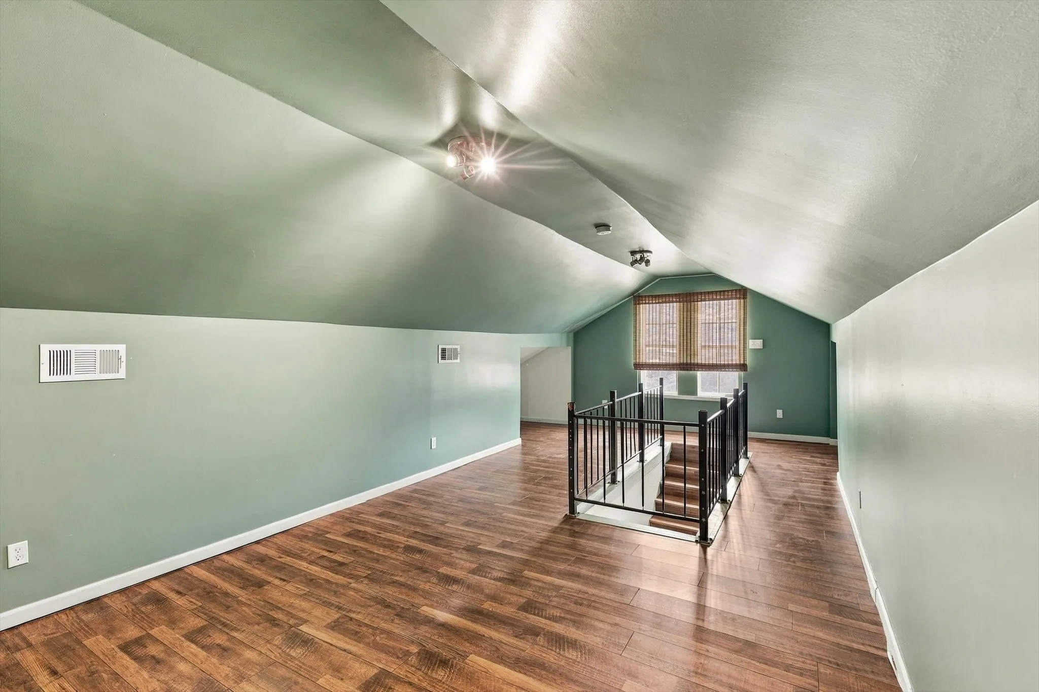 Single Family Residence For Sale in Dallas County , 305 E 6th Street, Dallas, Texas 75203, 3 Bedroom, 1 Bathroom, Garage spaces, 1,550 Sqft, built in 1930, mls#21405787, Real Estate Agent in Dallas, Homes For Sale in Dallas county, Homes For Sale in Dallas, Realtor in Dallas Texas, Real Estate Brokerage Independent Realty Texas, Luminita Cordes Realtor