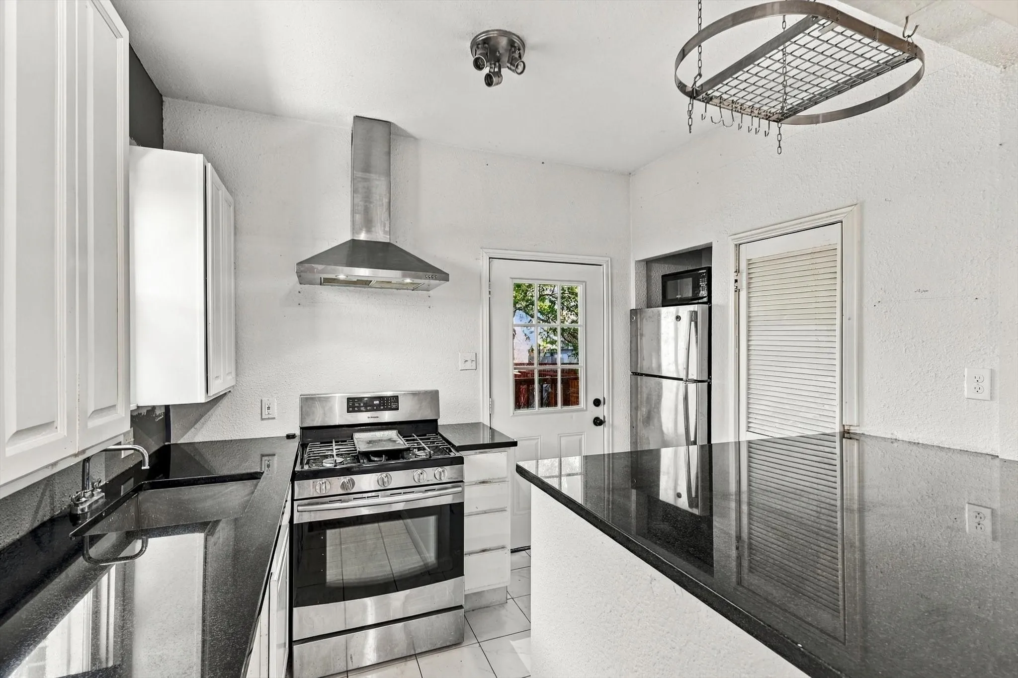 Single Family Residence For Sale in Dallas County , 305 E 6th Street, Dallas, Texas 75203, 3 Bedroom, 1 Bathroom, Garage spaces, 1,550 Sqft, built in 1930, mls#21405787, Real Estate Agent in Dallas, Homes For Sale in Dallas county, Homes For Sale in Dallas, Realtor in Dallas Texas, Real Estate Brokerage Independent Realty Texas, Luminita Cordes Realtor