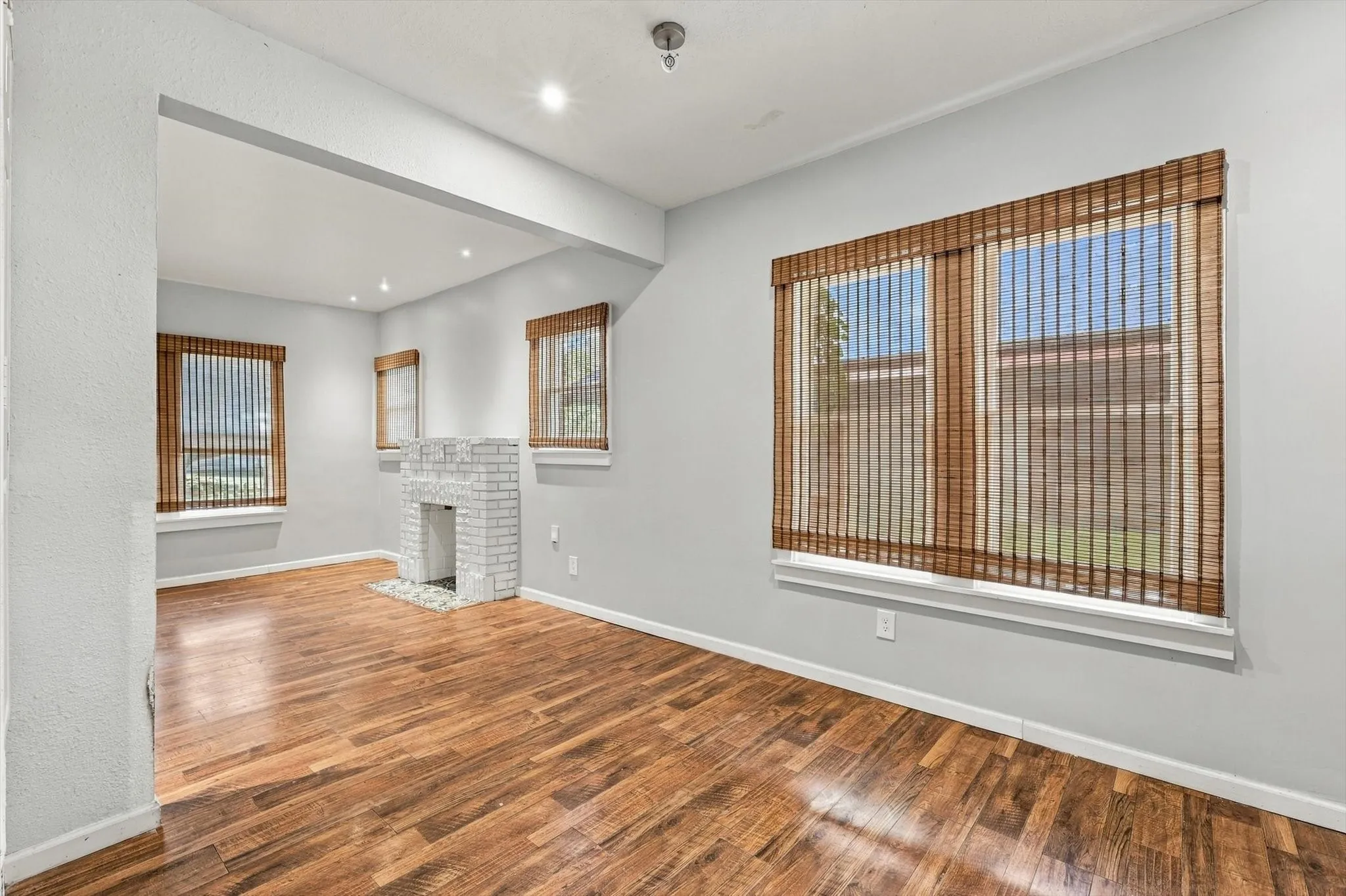 Single Family Residence For Sale in Dallas County , 305 E 6th Street, Dallas, Texas 75203, 3 Bedroom, 1 Bathroom, Garage spaces, 1,550 Sqft, built in 1930, mls#21405787, Real Estate Agent in Dallas, Homes For Sale in Dallas county, Homes For Sale in Dallas, Realtor in Dallas Texas, Real Estate Brokerage Independent Realty Texas, Luminita Cordes Realtor