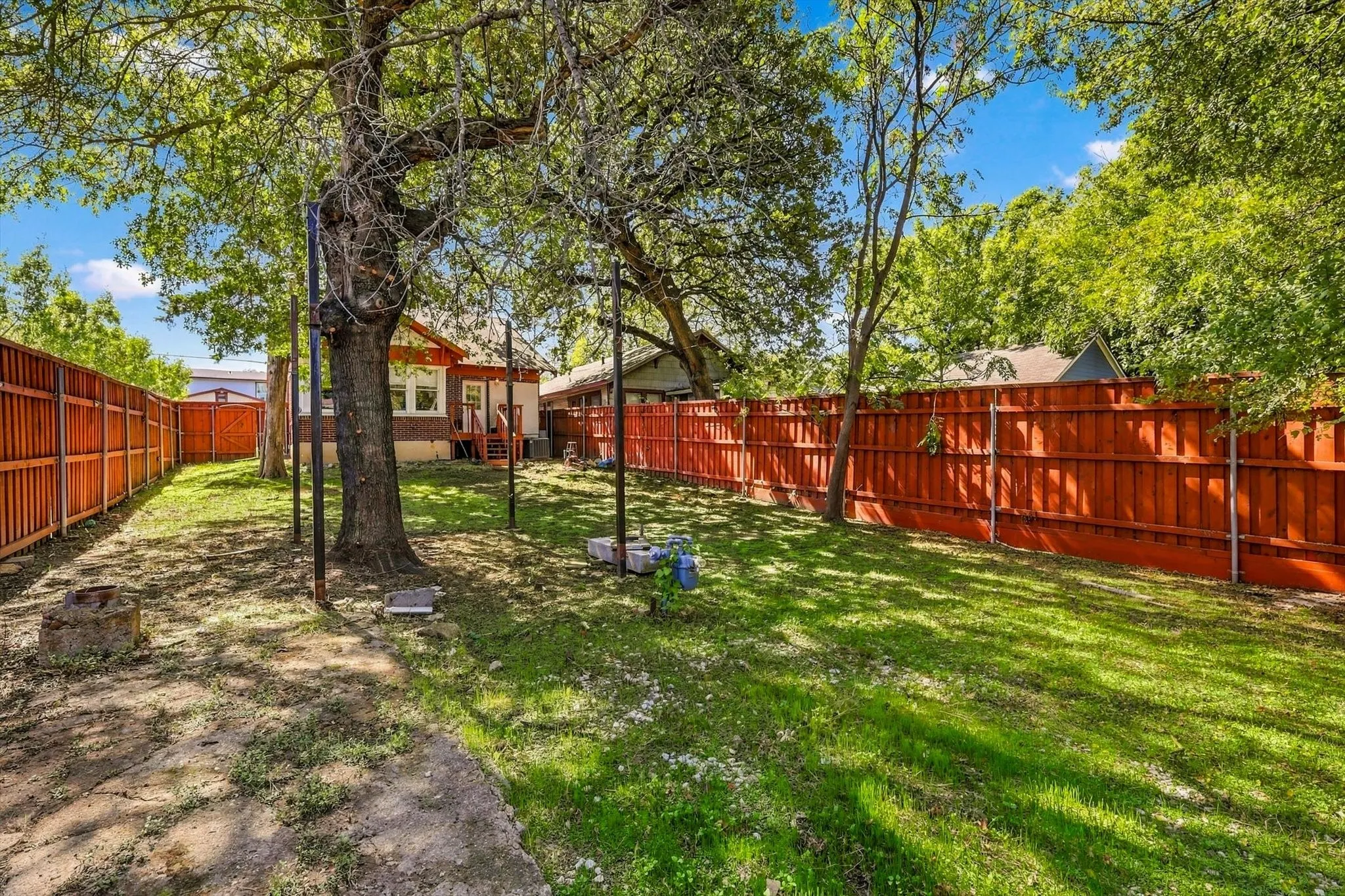 Single Family Residence For Sale in Dallas County , 305 E 6th Street, Dallas, Texas 75203, 3 Bedroom, 1 Bathroom, Garage spaces, 1,550 Sqft, built in 1930, mls#21405787, Real Estate Agent in Dallas, Homes For Sale in Dallas county, Homes For Sale in Dallas, Realtor in Dallas Texas, Real Estate Brokerage Independent Realty Texas, Luminita Cordes Realtor