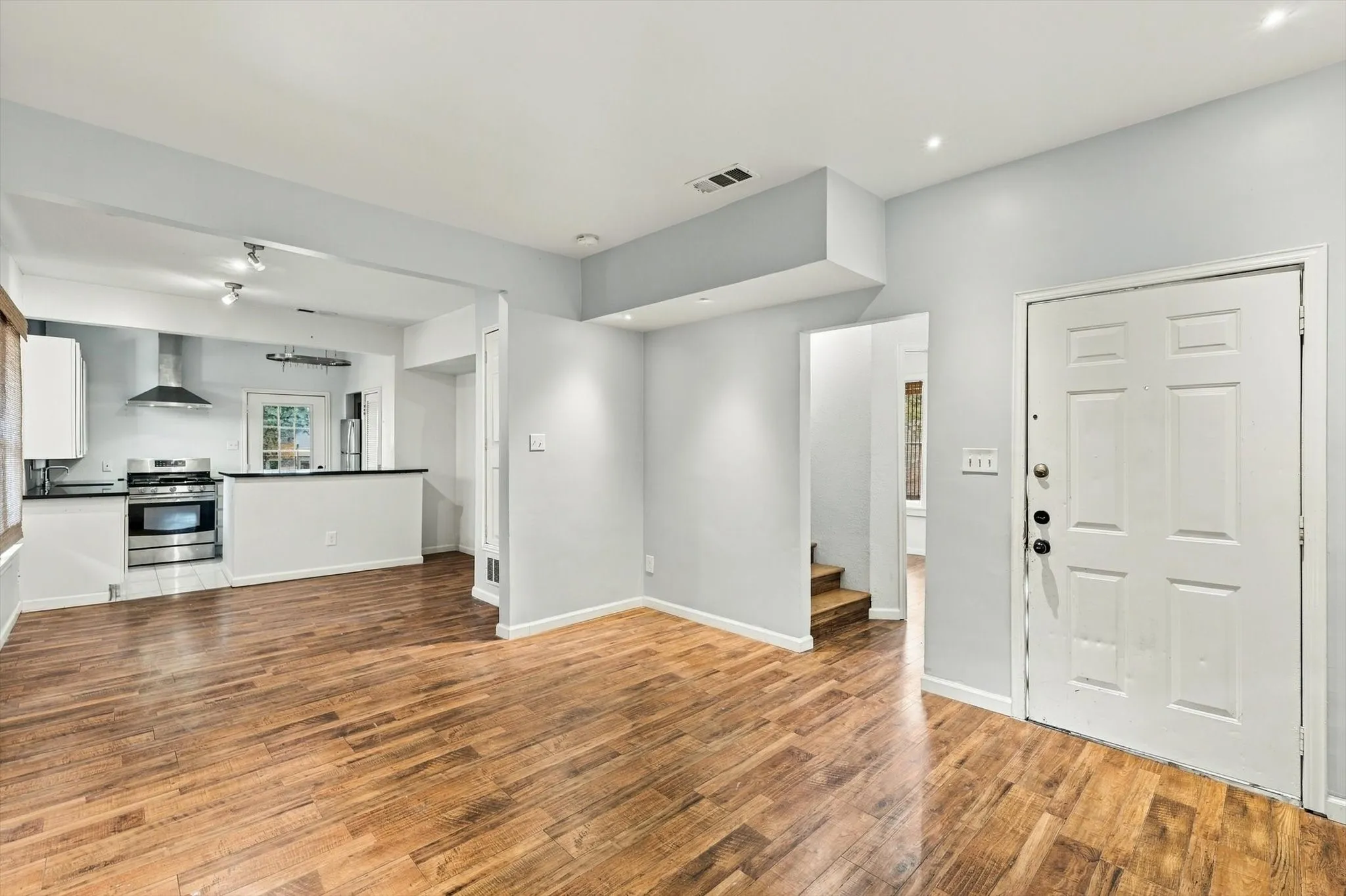 Single Family Residence For Sale in Dallas County , 305 E 6th Street, Dallas, Texas 75203, 3 Bedroom, 1 Bathroom, Garage spaces, 1,550 Sqft, built in 1930, mls#21405787, Real Estate Agent in Dallas, Homes For Sale in Dallas county, Homes For Sale in Dallas, Realtor in Dallas Texas, Real Estate Brokerage Independent Realty Texas, Luminita Cordes Realtor