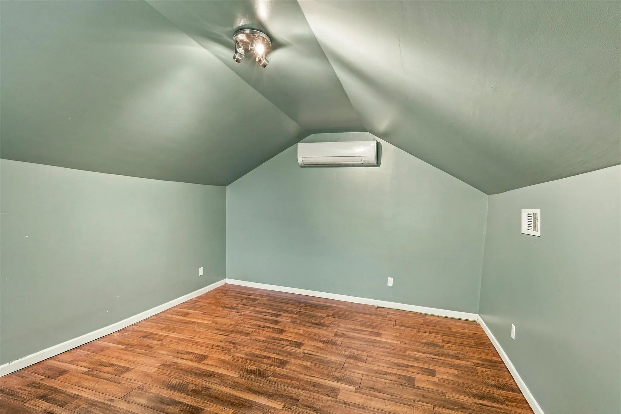 Single Family Residence For Sale in Dallas County , 305 E 6th Street, Dallas, Texas 75203, 3 Bedroom, 1 Bathroom, Garage spaces, 1,550 Sqft, built in 1930, mls#21405787, Real Estate Agent in Dallas, Homes For Sale in Dallas county, Homes For Sale in Dallas, Realtor in Dallas Texas, Real Estate Brokerage Independent Realty Texas, Luminita Cordes Realtor