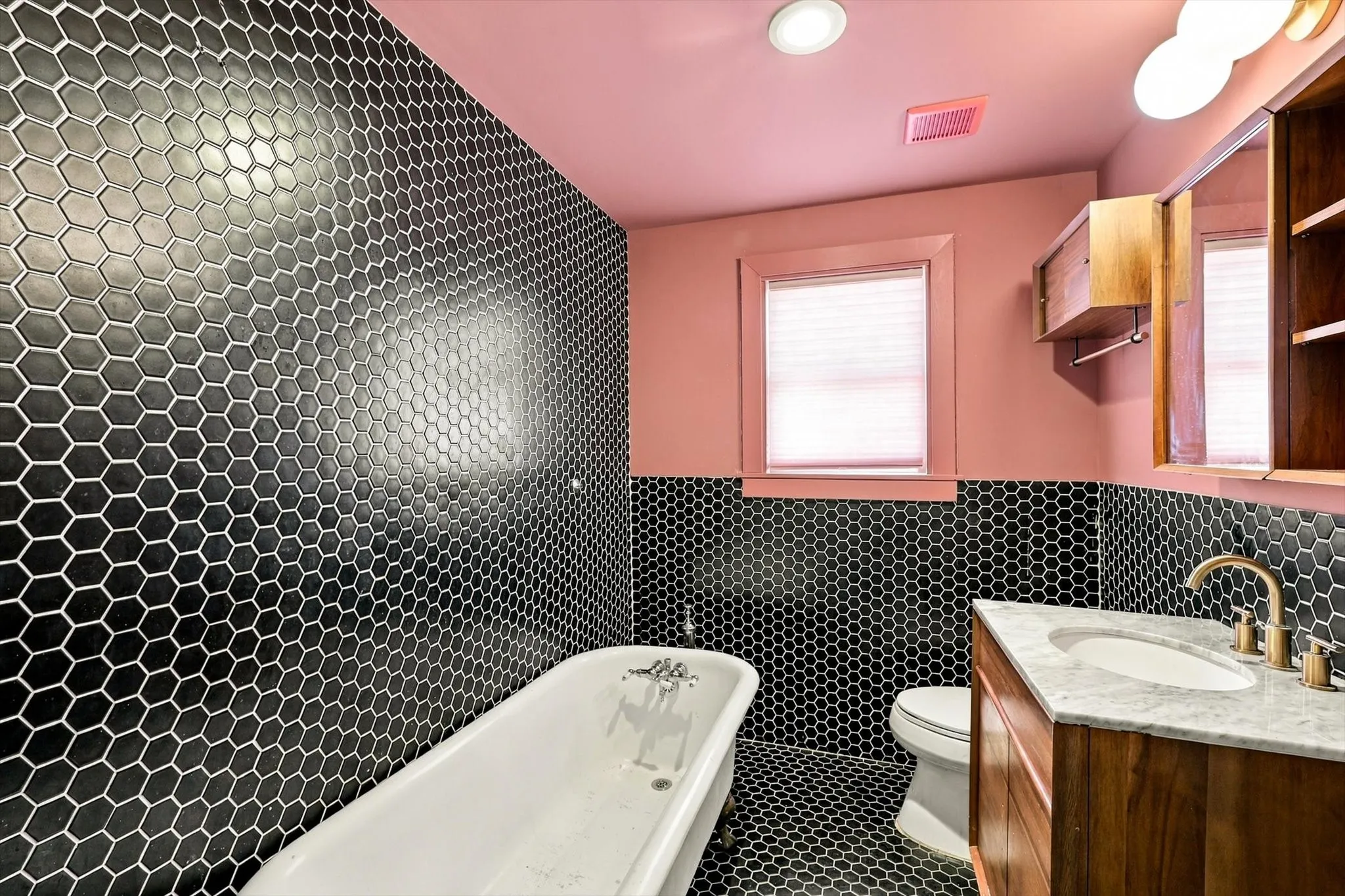 Single Family Residence For Sale in Dallas County , 305 E 6th Street, Dallas, Texas 75203, 3 Bedroom, 1 Bathroom, Garage spaces, 1,550 Sqft, built in 1930, mls#21405787, Real Estate Agent in Dallas, Homes For Sale in Dallas county, Homes For Sale in Dallas, Realtor in Dallas Texas, Real Estate Brokerage Independent Realty Texas, Luminita Cordes Realtor