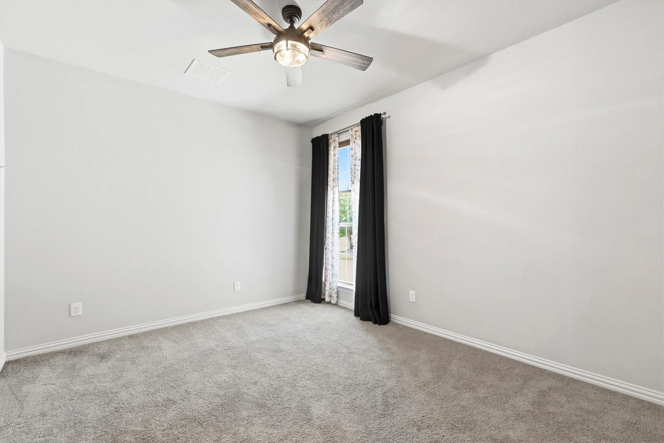 Single Family Residence For Sale in Collin County , 1839 Legendary Reef Way, St Paul, Texas 75098, 3 Bedroom, 4 Bathroom, 3 Garage spaces, 4,260 Sqft, built in 2015, mls#21405923, Real Estate Agent in St Paul, Homes For Sale in Collin county, Homes For Sale in St Paul, Realtor in St Paul Texas, Real Estate Brokerage Independent Realty Texas, Luminita Cordes Realtor