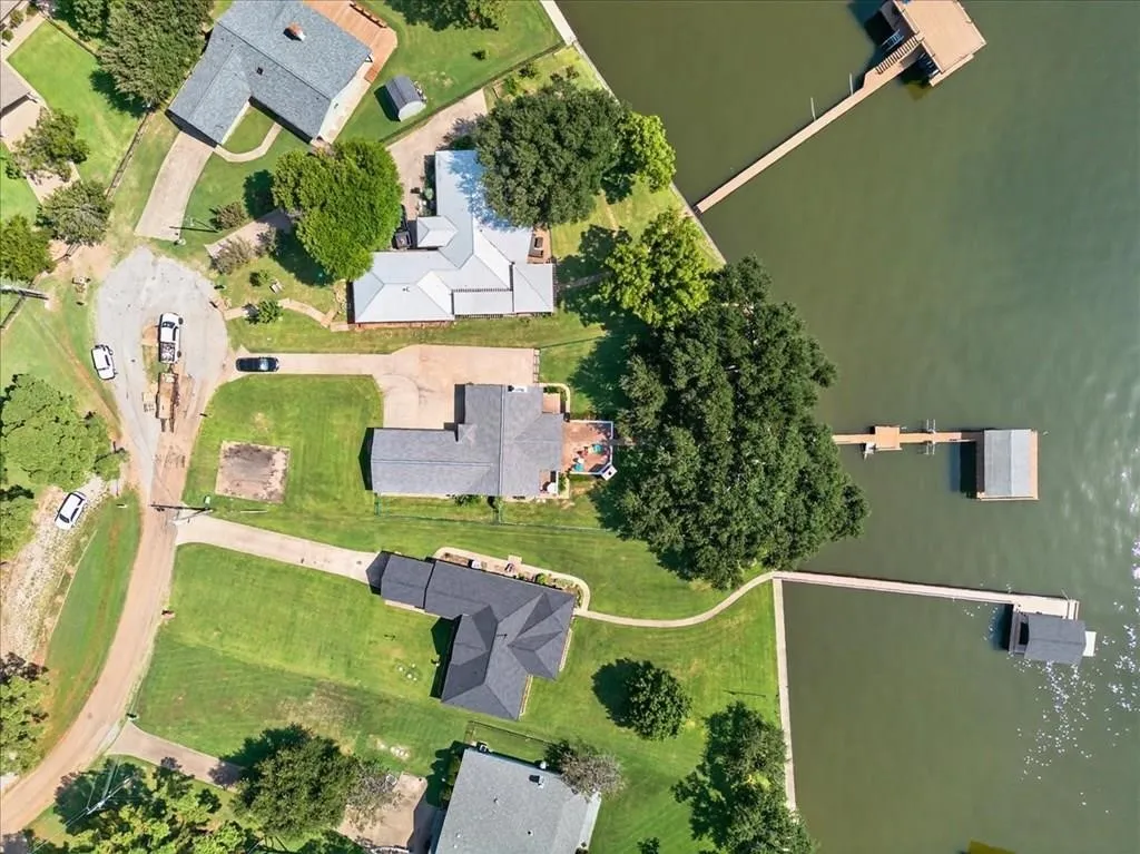Single Family Residence For Sale in Henderson County , 114 Baker B Ranch Road, Trinidad, Texas 75163, 4 Bedroom, 4 Bathroom, 1 Garage spaces, 2,014 Sqft, built in 1974, mls#21406499, Real Estate Agent in Trinidad, Homes For Sale in Henderson county, Homes For Sale in Trinidad, Realtor in Trinidad Texas, Real Estate Brokerage Independent Realty Texas, Luminita Cordes Realtor