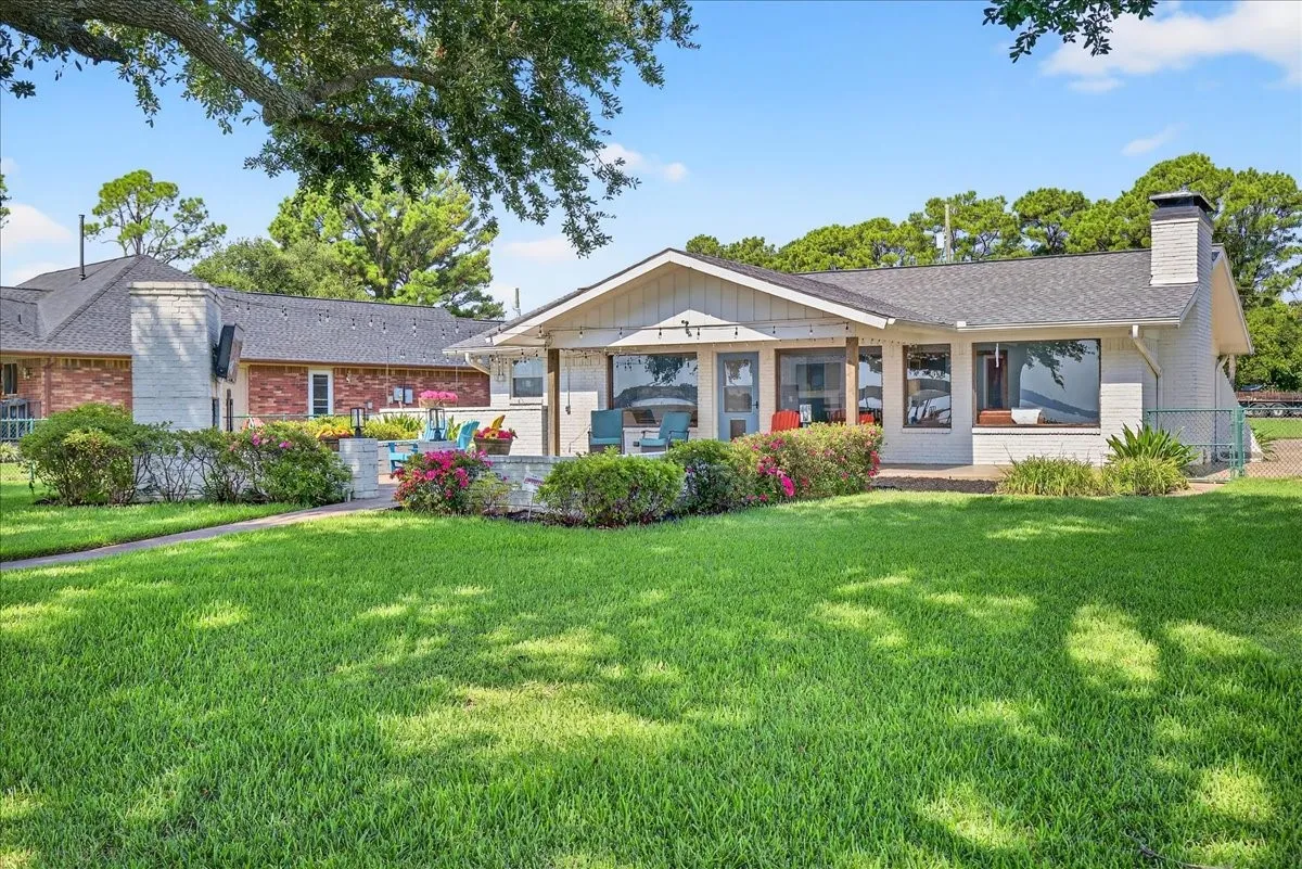 Single Family Residence For Sale in Henderson County , 114 Baker B Ranch Road, Trinidad, Texas 75163, 4 Bedroom, 4 Bathroom, 1 Garage spaces, 2,014 Sqft, built in 1974, mls#21406499, Real Estate Agent in Trinidad, Homes For Sale in Henderson county, Homes For Sale in Trinidad, Realtor in Trinidad Texas, Real Estate Brokerage Independent Realty Texas, Luminita Cordes Realtor