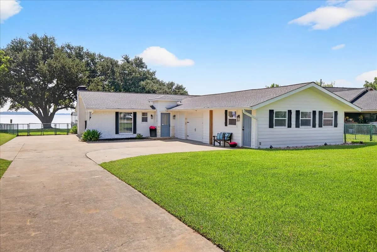 Single Family Residence For Sale in Henderson County , 114 Baker B Ranch Road, Trinidad, Texas 75163, 4 Bedroom, 4 Bathroom, 1 Garage spaces, 2,014 Sqft, built in 1974, mls#21406499, Real Estate Agent in Trinidad, Homes For Sale in Henderson county, Homes For Sale in Trinidad, Realtor in Trinidad Texas, Real Estate Brokerage Independent Realty Texas, Luminita Cordes Realtor