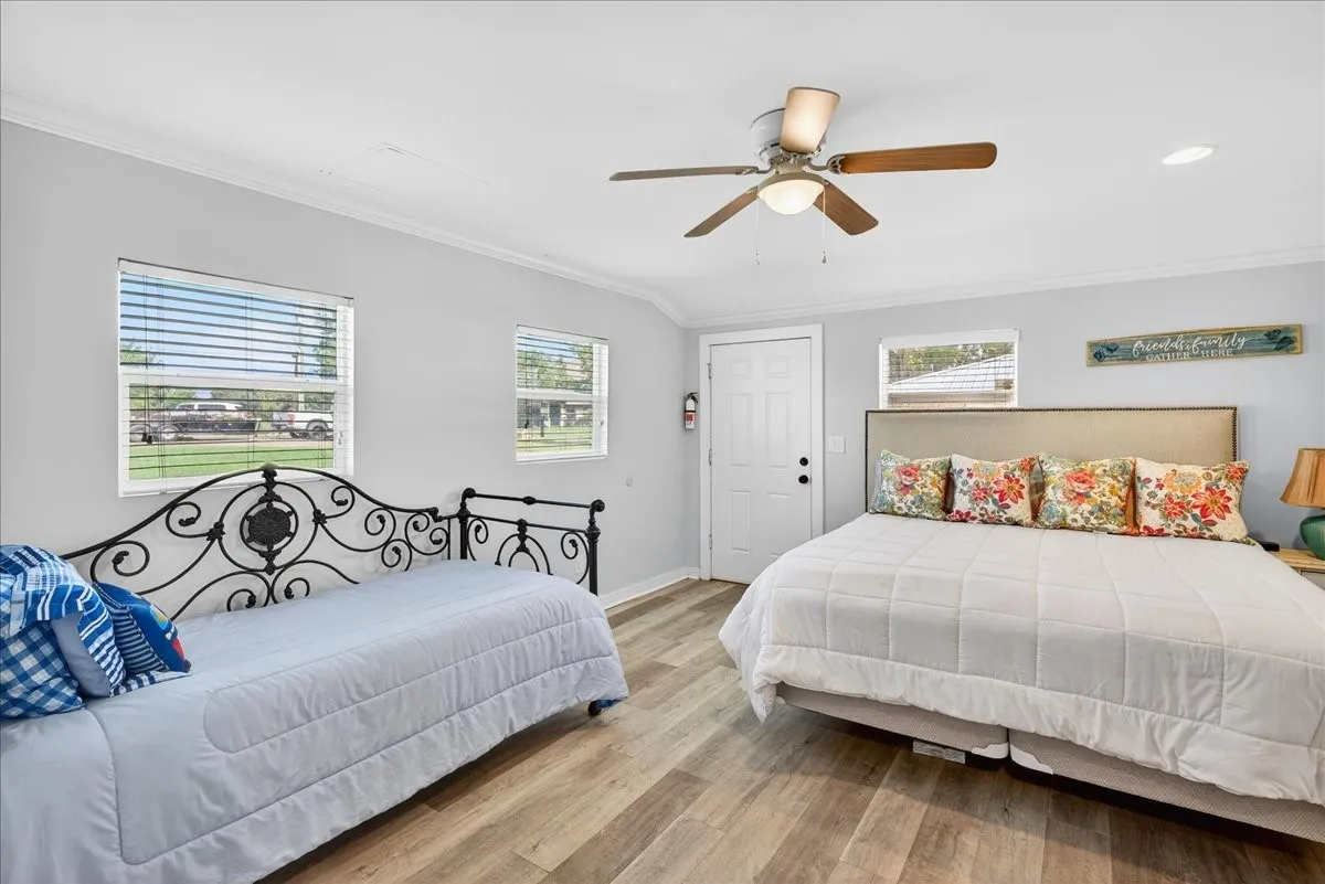 Single Family Residence For Sale in Henderson County , 114 Baker B Ranch Road, Trinidad, Texas 75163, 4 Bedroom, 4 Bathroom, 1 Garage spaces, 2,014 Sqft, built in 1974, mls#21406499, Real Estate Agent in Trinidad, Homes For Sale in Henderson county, Homes For Sale in Trinidad, Realtor in Trinidad Texas, Real Estate Brokerage Independent Realty Texas, Luminita Cordes Realtor