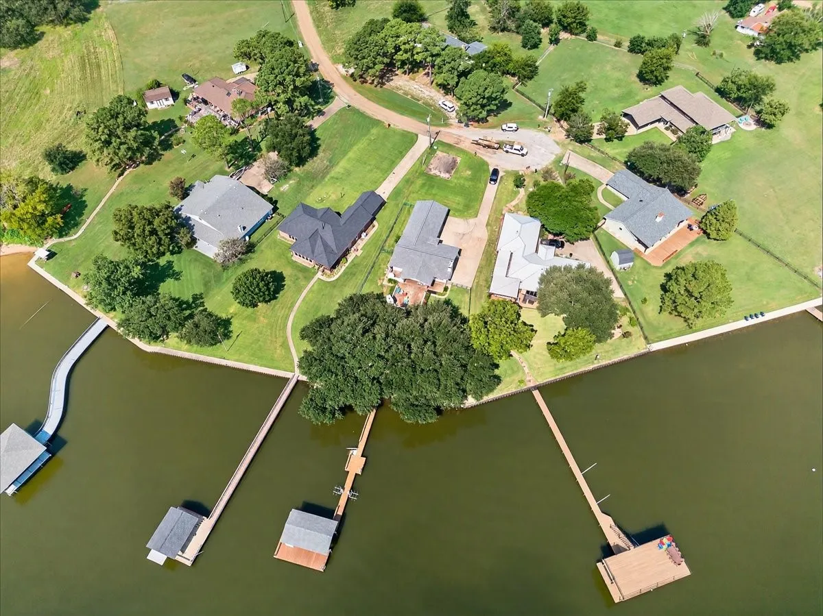 Single Family Residence For Sale in Henderson County , 114 Baker B Ranch Road, Trinidad, Texas 75163, 4 Bedroom, 4 Bathroom, 1 Garage spaces, 2,014 Sqft, built in 1974, mls#21406499, Real Estate Agent in Trinidad, Homes For Sale in Henderson county, Homes For Sale in Trinidad, Realtor in Trinidad Texas, Real Estate Brokerage Independent Realty Texas, Luminita Cordes Realtor