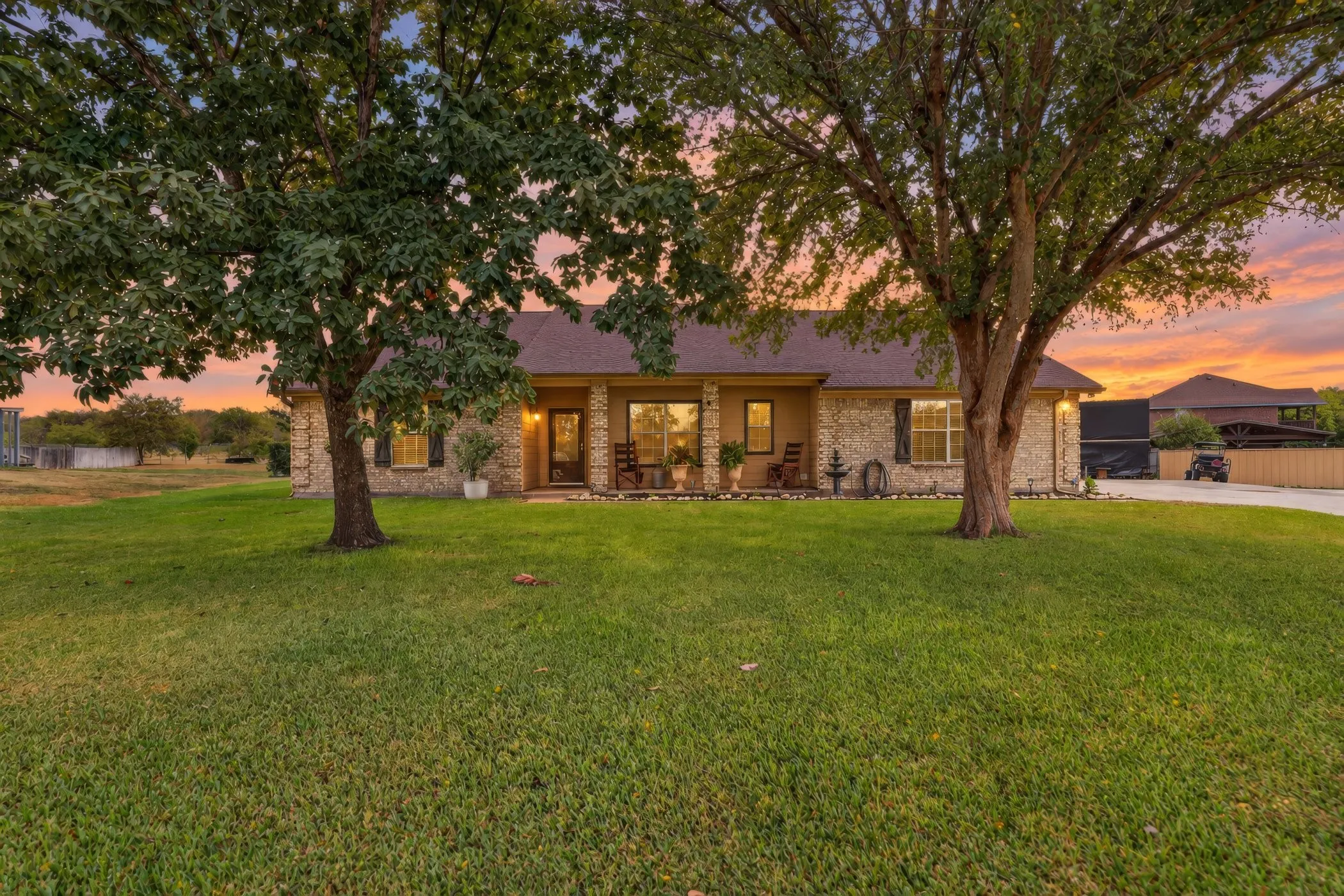 Single Family Residence For Sale in Tarrant County , 10425 Brangus Drive, Crowley, Texas 76036, 4 Bedroom, 3 Bathroom, 4 Garage spaces, 2,332 Sqft, built in 2003, mls#21405287, Real Estate Agent in Crowley, Homes For Sale in Tarrant county, Homes For Sale in Crowley, Realtor in Crowley Texas, Real Estate Brokerage Independent Realty Texas, Luminita Cordes Realtor