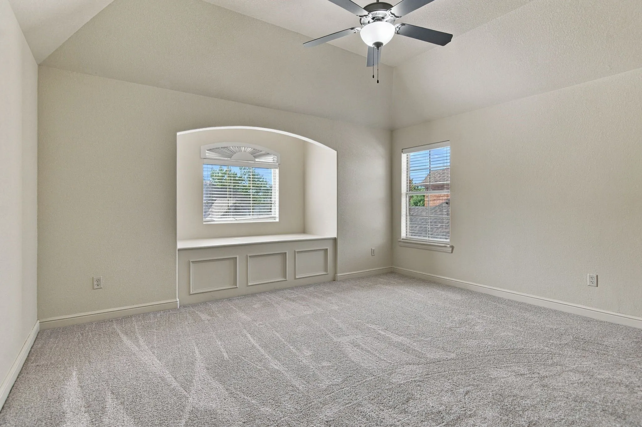 Vaulted ceiling with a ceiling fan