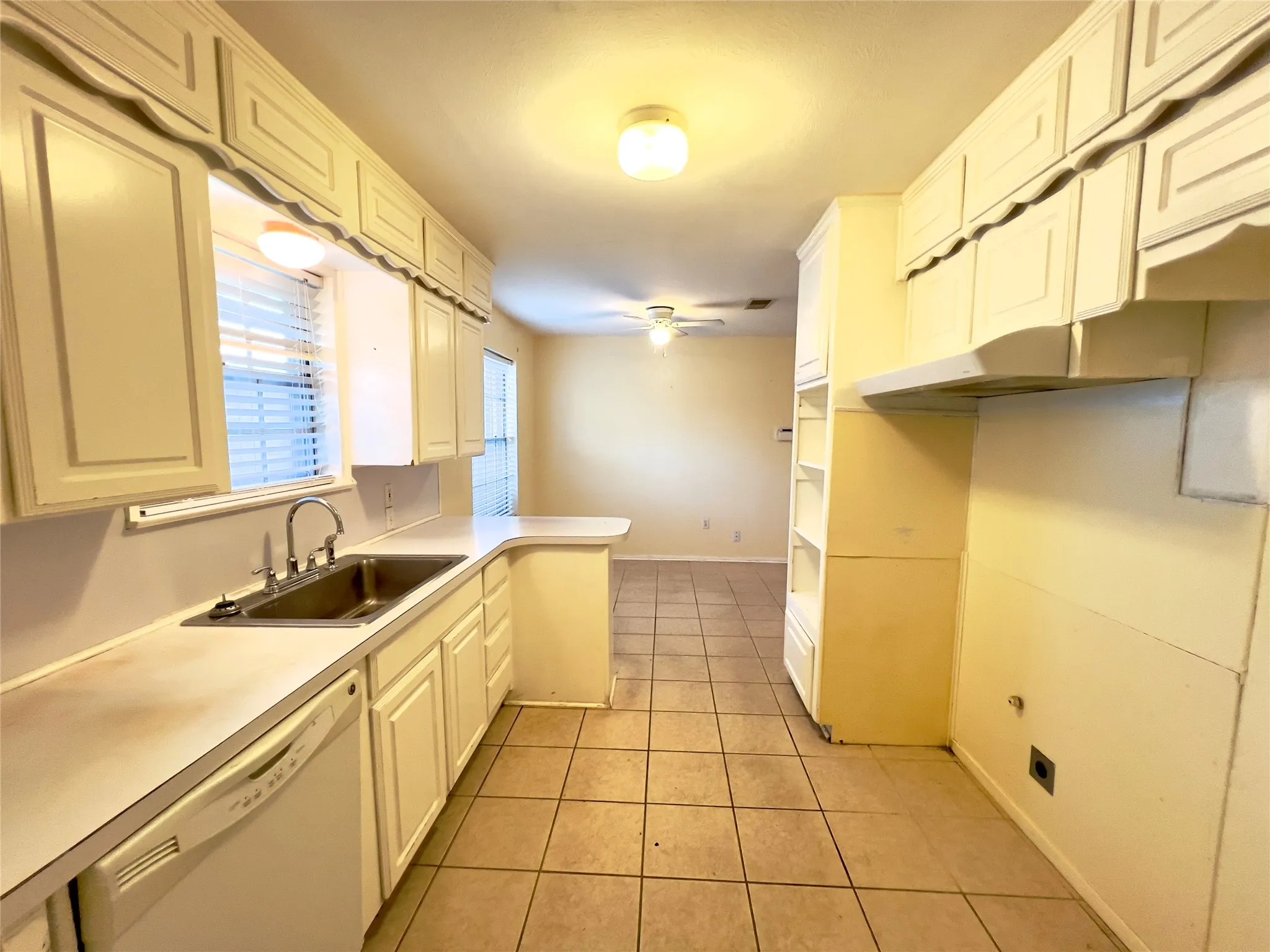 Single Family Residence For Sale in Tarrant County , 212 Straw Road, Saginaw, Texas 76179, 2 Bedroom, 2 Bathroom, 2 Garage spaces, 1,390 Sqft, built in 1968, mls#21406242, Real Estate Agent in Saginaw, Homes For Sale in Tarrant county, Homes For Sale in Saginaw, Realtor in Saginaw Texas, Real Estate Brokerage Independent Realty Texas, Luminita Cordes Realtor