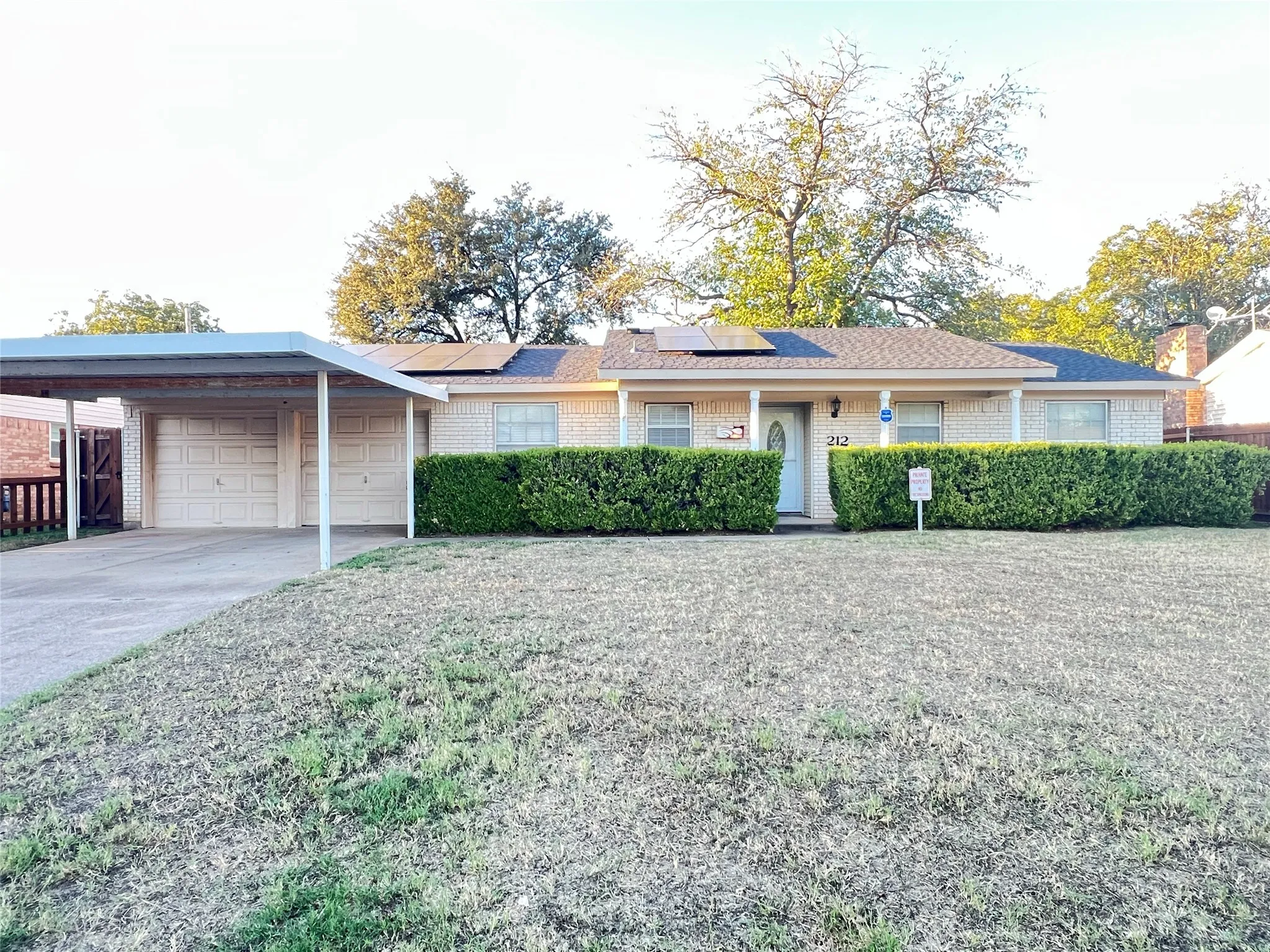 Single Family Residence For Sale in Tarrant County , 212 Straw Road, Saginaw, Texas 76179, 2 Bedroom, 2 Bathroom, 2 Garage spaces, 1,390 Sqft, built in 1968, mls#21406242, Real Estate Agent in Saginaw, Homes For Sale in Tarrant county, Homes For Sale in Saginaw, Realtor in Saginaw Texas, Real Estate Brokerage Independent Realty Texas, Luminita Cordes Realtor