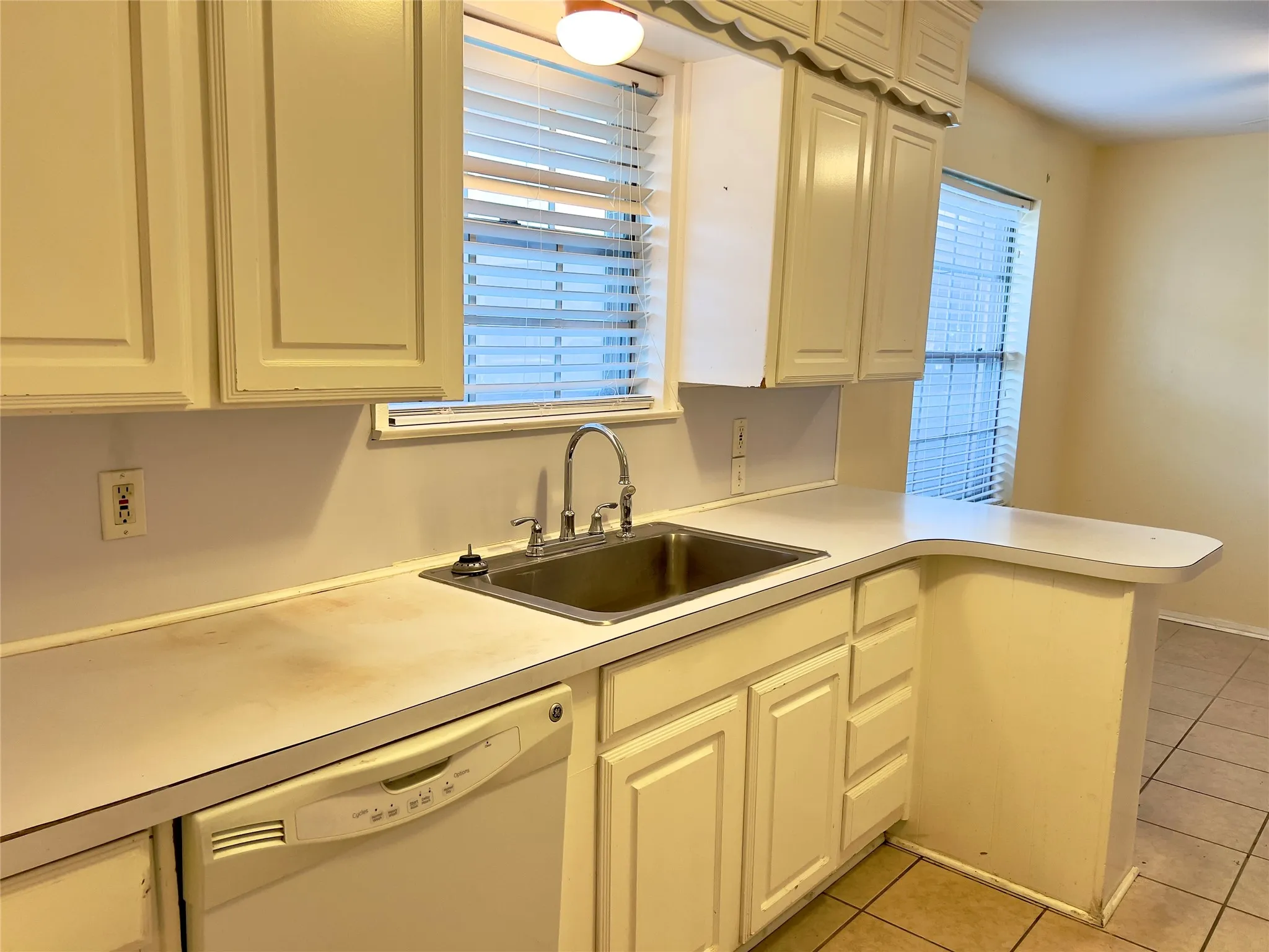 Single Family Residence For Sale in Tarrant County , 212 Straw Road, Saginaw, Texas 76179, 2 Bedroom, 2 Bathroom, 2 Garage spaces, 1,390 Sqft, built in 1968, mls#21406242, Real Estate Agent in Saginaw, Homes For Sale in Tarrant county, Homes For Sale in Saginaw, Realtor in Saginaw Texas, Real Estate Brokerage Independent Realty Texas, Luminita Cordes Realtor