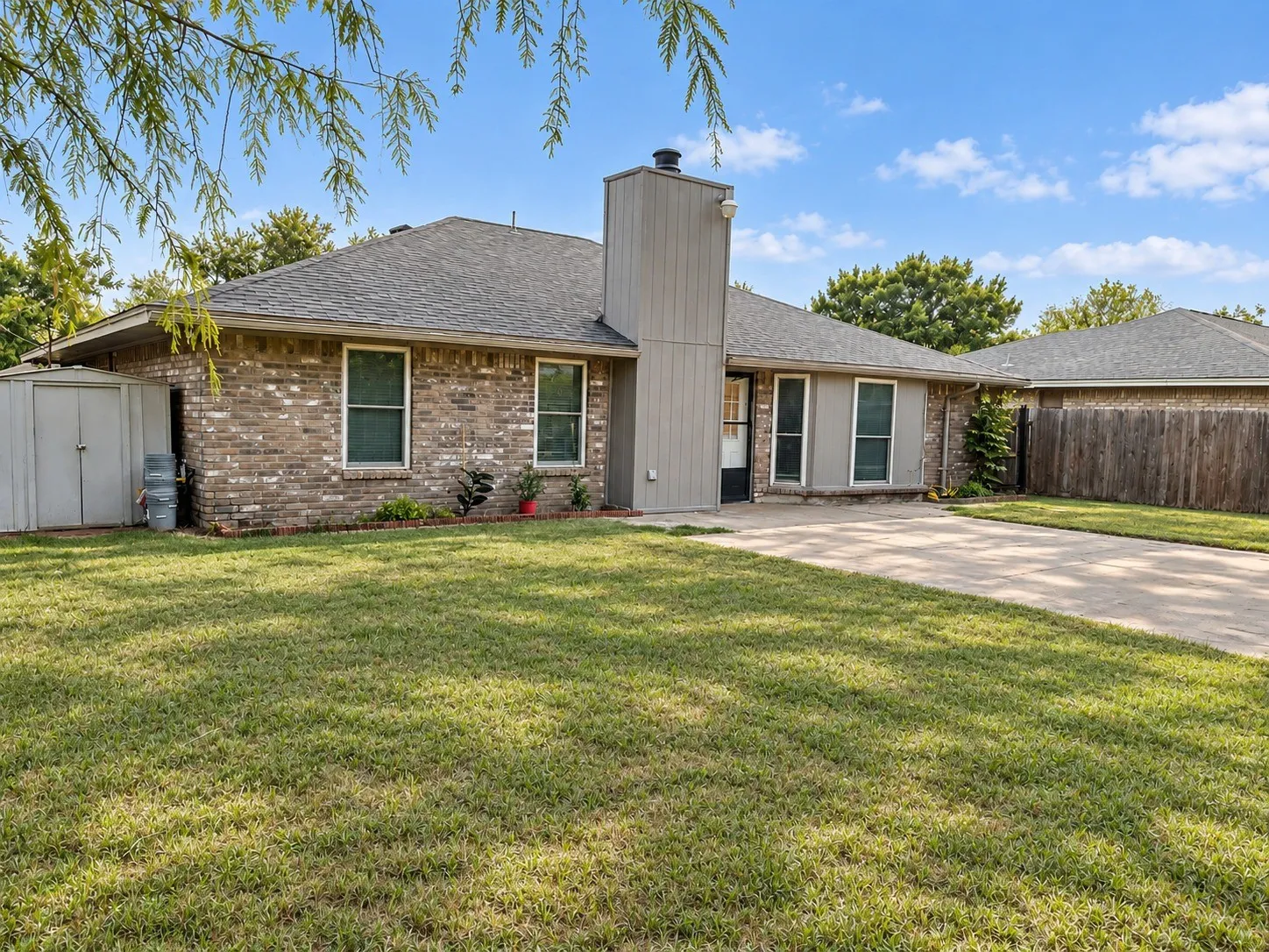 Single Family Residence For Rent in Tarrant County , 2704 Ridge Road N, Fort Worth, Texas 76133, 3 Bedroom, 2 Bathroom, 2 Garage spaces, 1,350 Sqft, built in 1984, mls#21406152, Real Estate Agent in Fort Worth, Homes For Rent in Tarrant county, Homes For Rent in Fort Worth, Realtor in Fort Worth Texas, Real Estate Brokerage Independent Realty Texas, Luminita Cordes Realtor