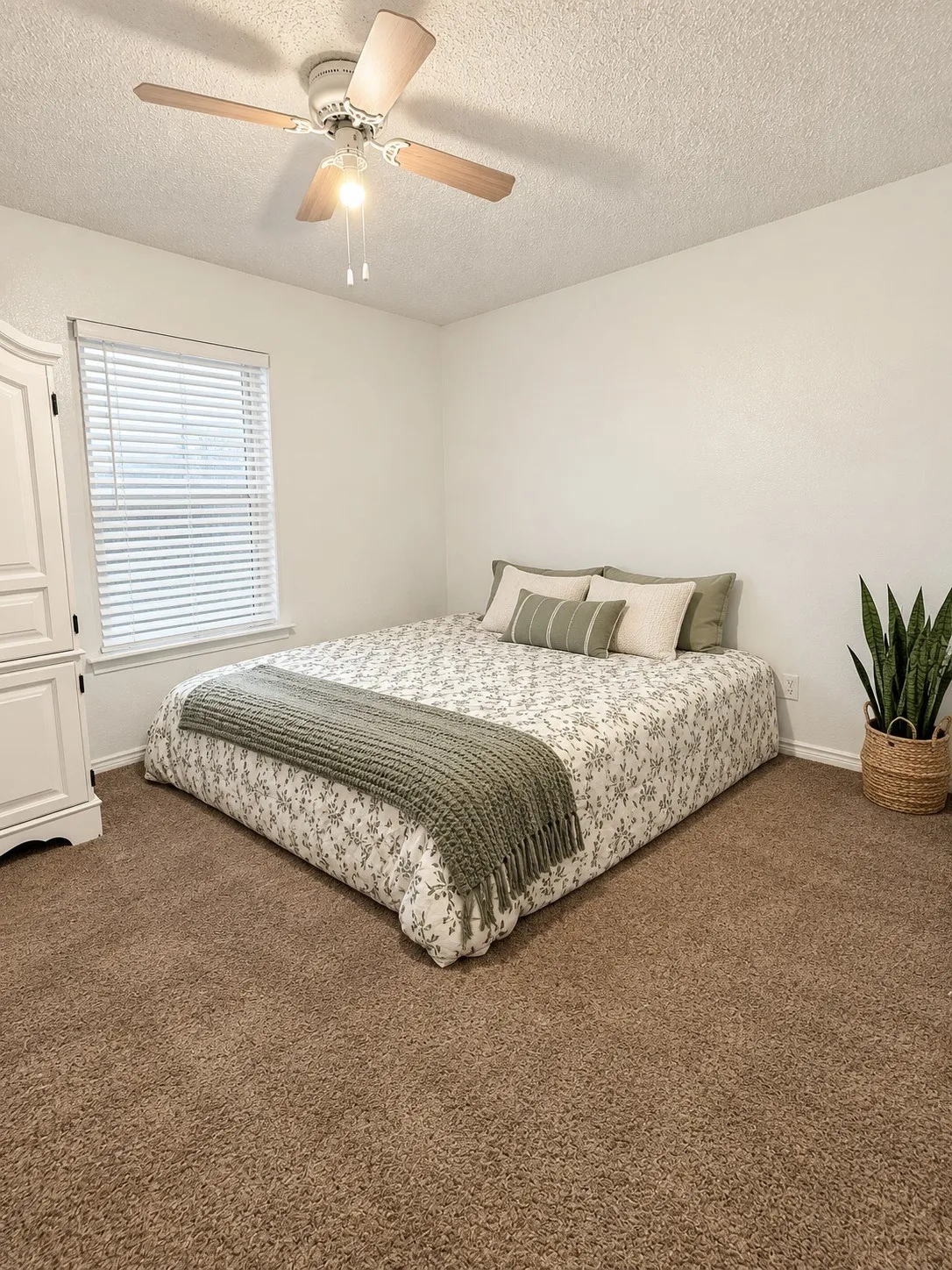 Single Family Residence For Rent in Tarrant County , 2704 Ridge Road N, Fort Worth, Texas 76133, 3 Bedroom, 2 Bathroom, 2 Garage spaces, 1,350 Sqft, built in 1984, mls#21406152, Real Estate Agent in Fort Worth, Homes For Rent in Tarrant county, Homes For Rent in Fort Worth, Realtor in Fort Worth Texas, Real Estate Brokerage Independent Realty Texas, Luminita Cordes Realtor