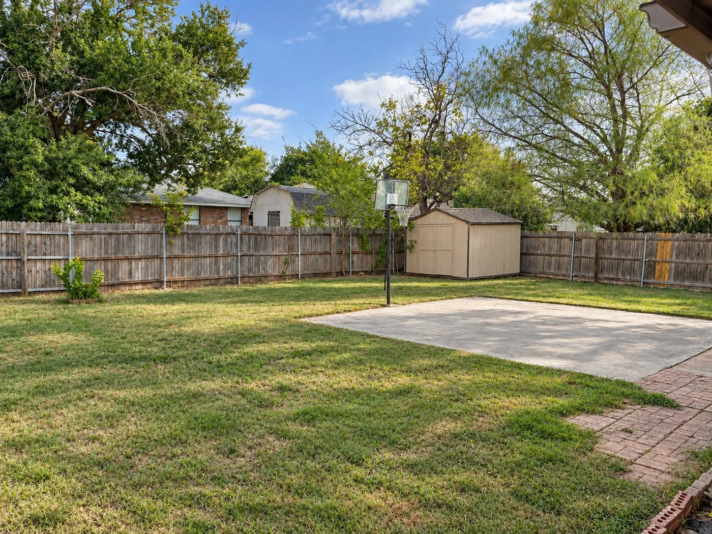 Single Family Residence For Rent in Tarrant County , 2704 Ridge Road N, Fort Worth, Texas 76133, 3 Bedroom, 2 Bathroom, 2 Garage spaces, 1,350 Sqft, built in 1984, mls#21406152, Real Estate Agent in Fort Worth, Homes For Rent in Tarrant county, Homes For Rent in Fort Worth, Realtor in Fort Worth Texas, Real Estate Brokerage Independent Realty Texas, Luminita Cordes Realtor